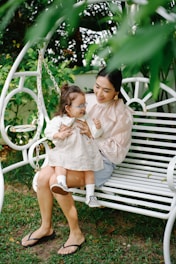 แม่และลูกนั่งบนชิงช้า