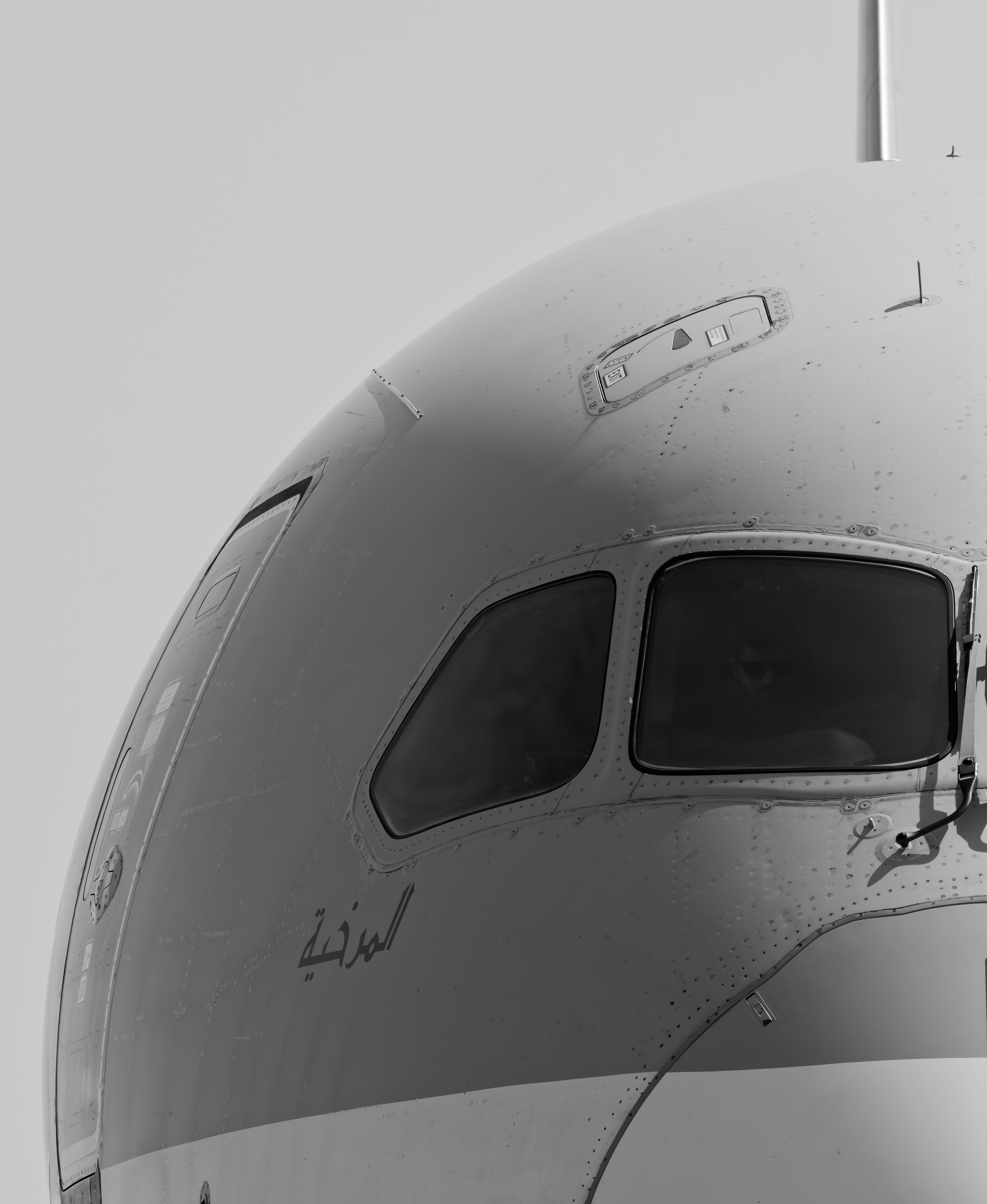 Primer plano de la ventana de la cabina de un avión y sus ventanas