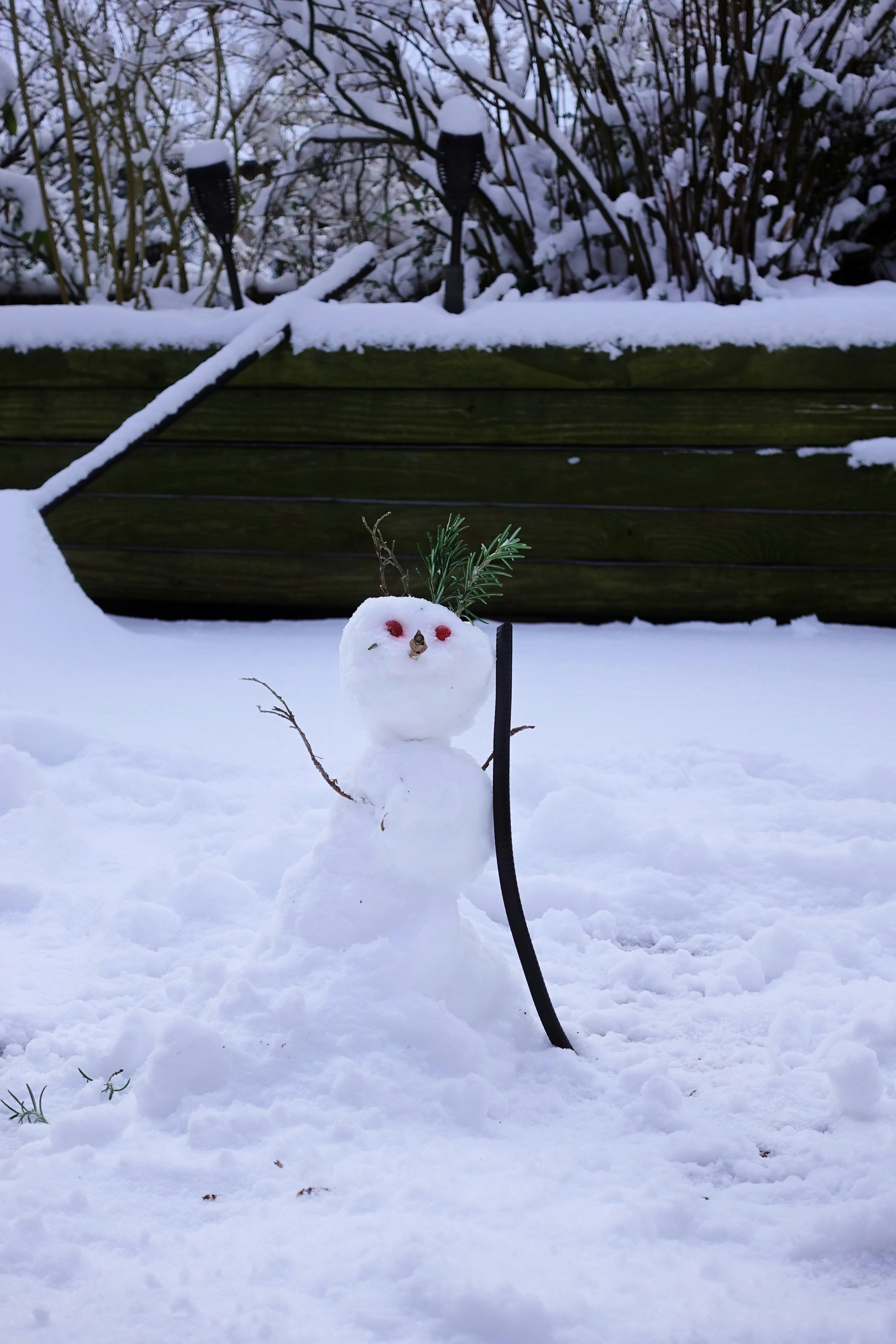 Um pequeno boneco de neve está na neve.