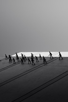 Siluetas de personas caminando con largas sombras