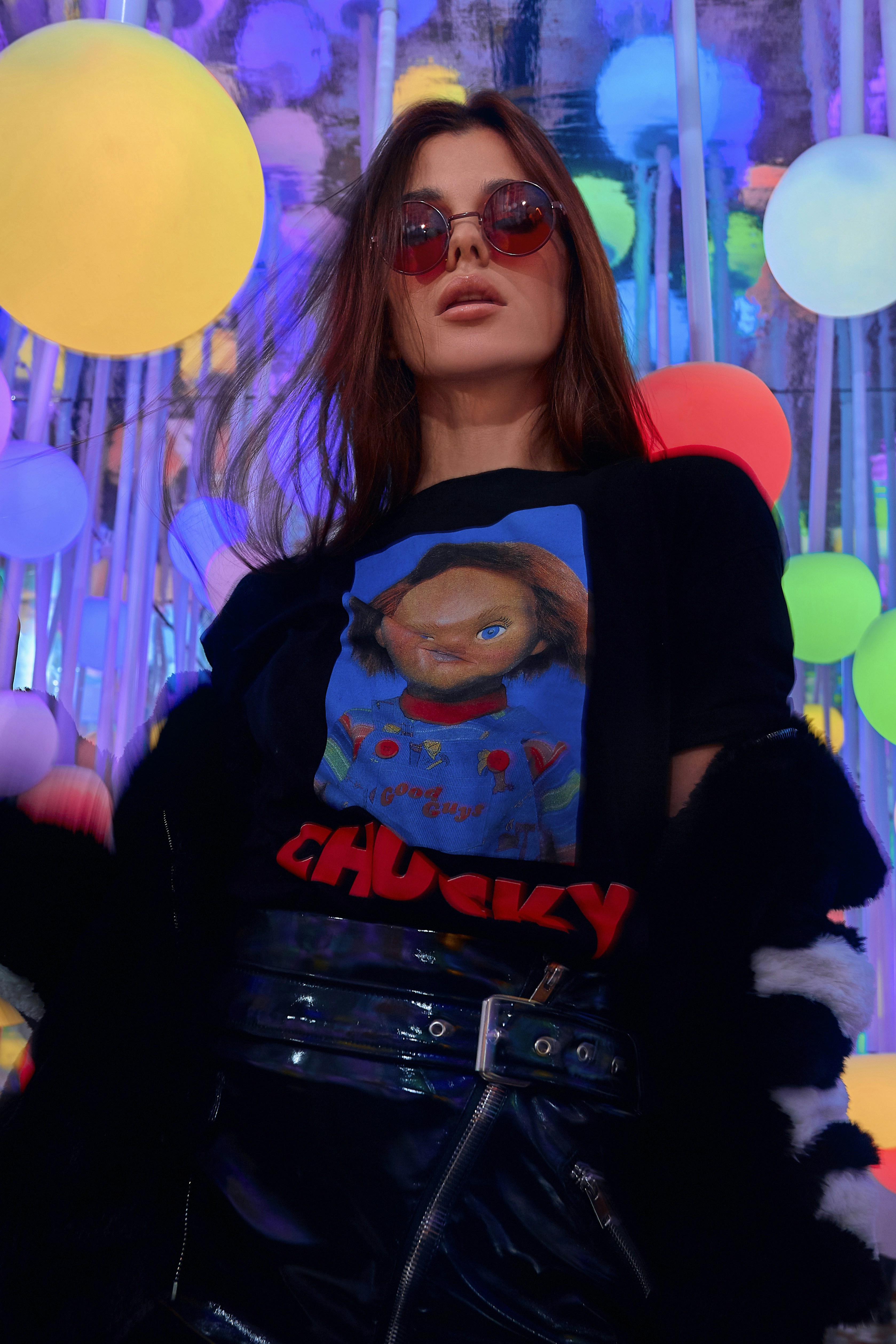 알록달록한 풍선이 달린 척키 티셔츠를 입은 여성