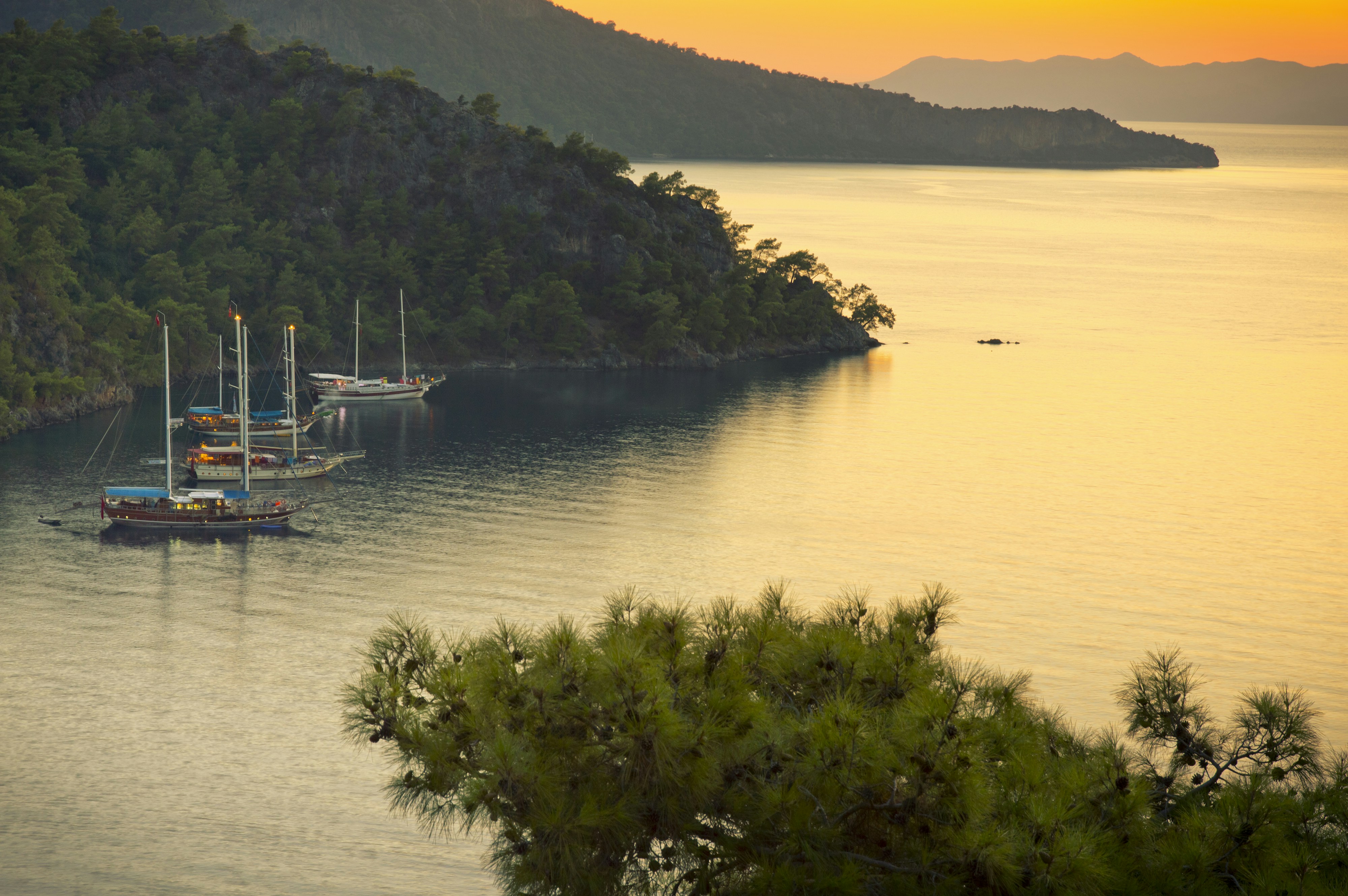 Veleros anclados en una bahía tranquila al atardecer
