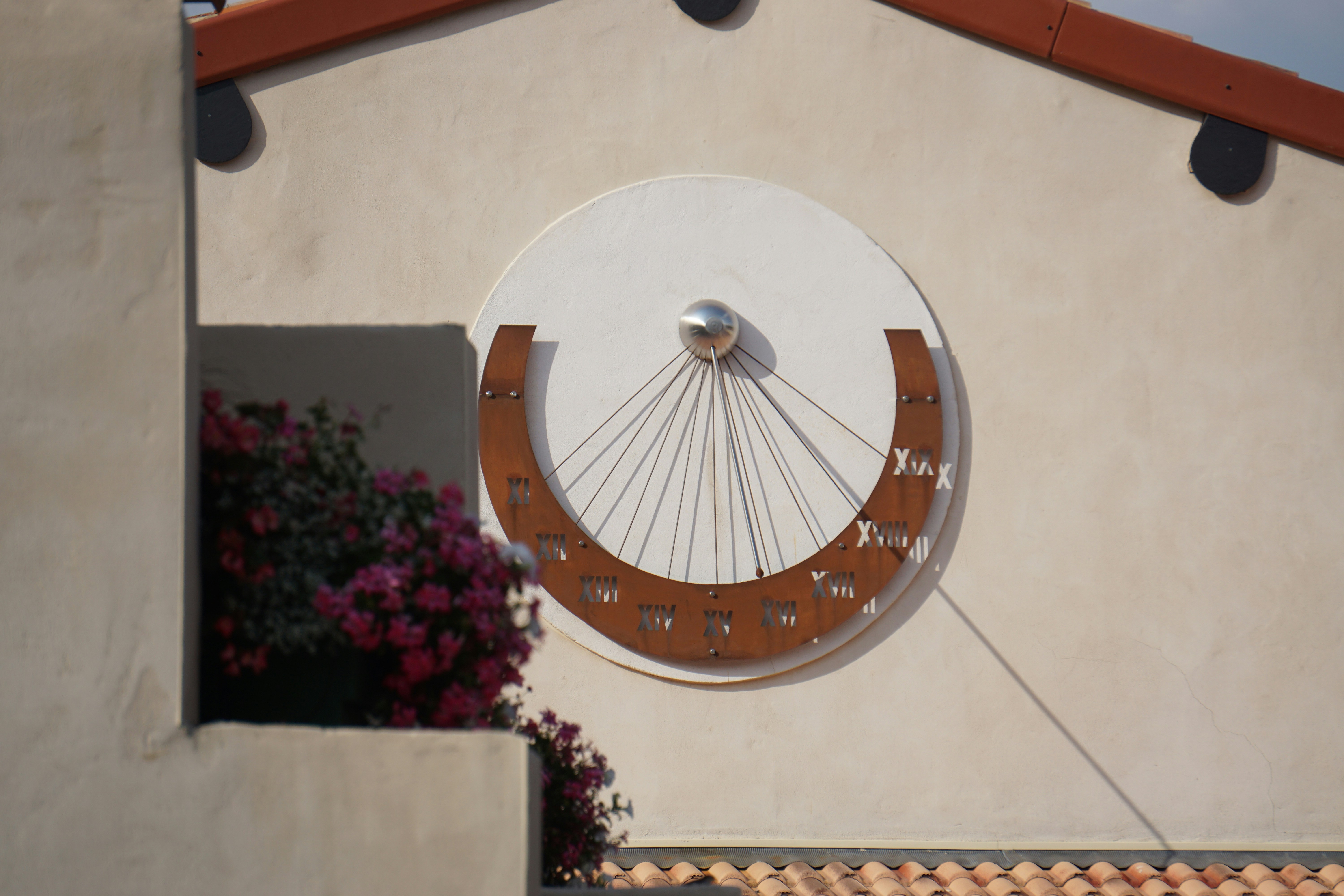 Un reloj de sol circular montado en una pared.