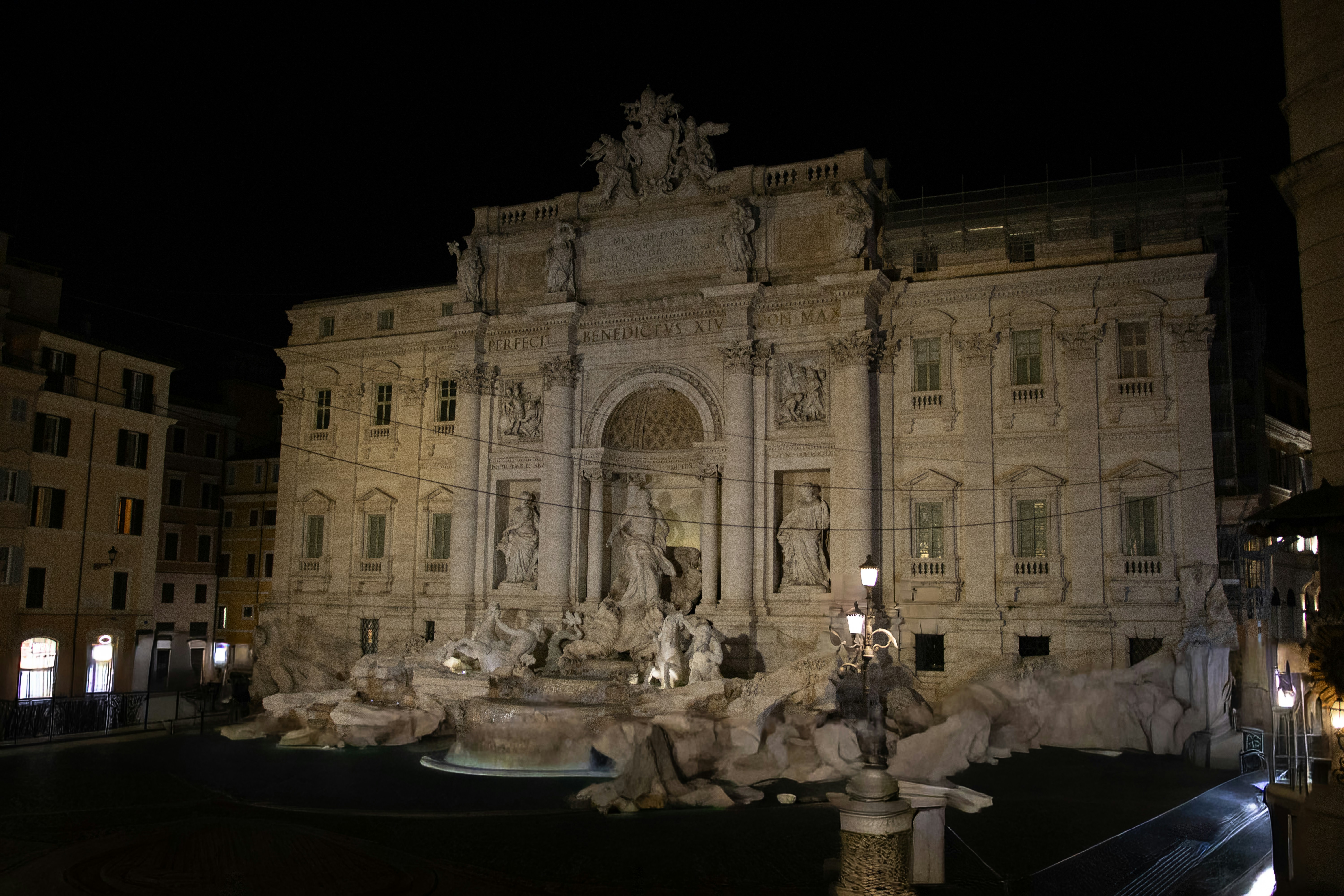 로마에서 밤에 밝혀진 트레비 분수