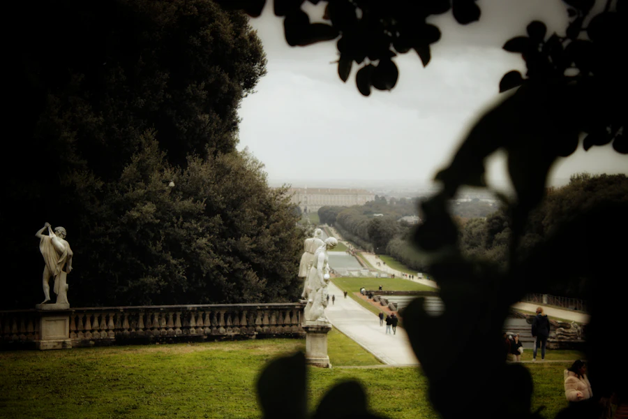 Giardini all'italiana con statue e fontane, edifici monumentali sullo sfondo