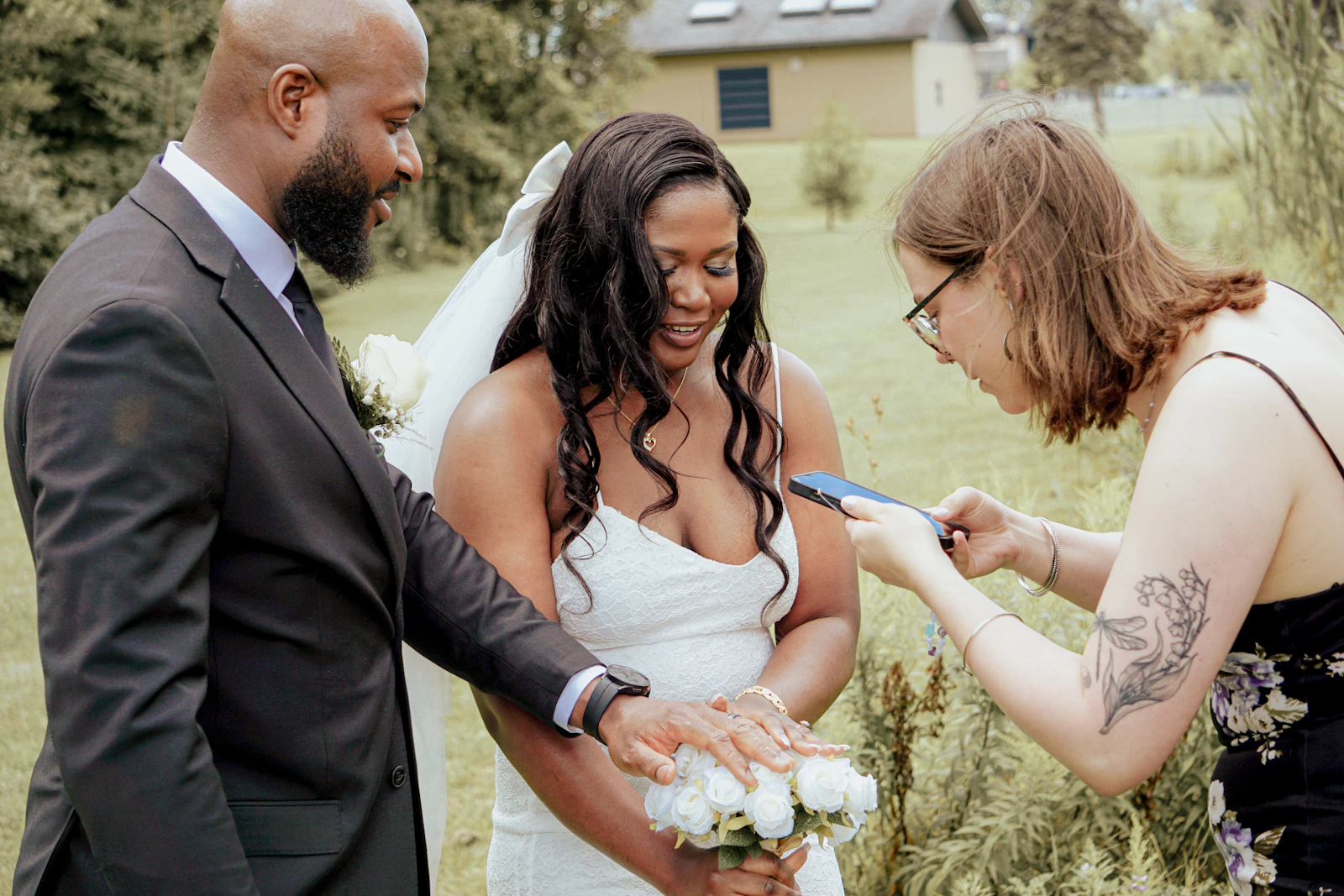 Una pareja intercambia anillos durante una ceremonia de boda al aire libre