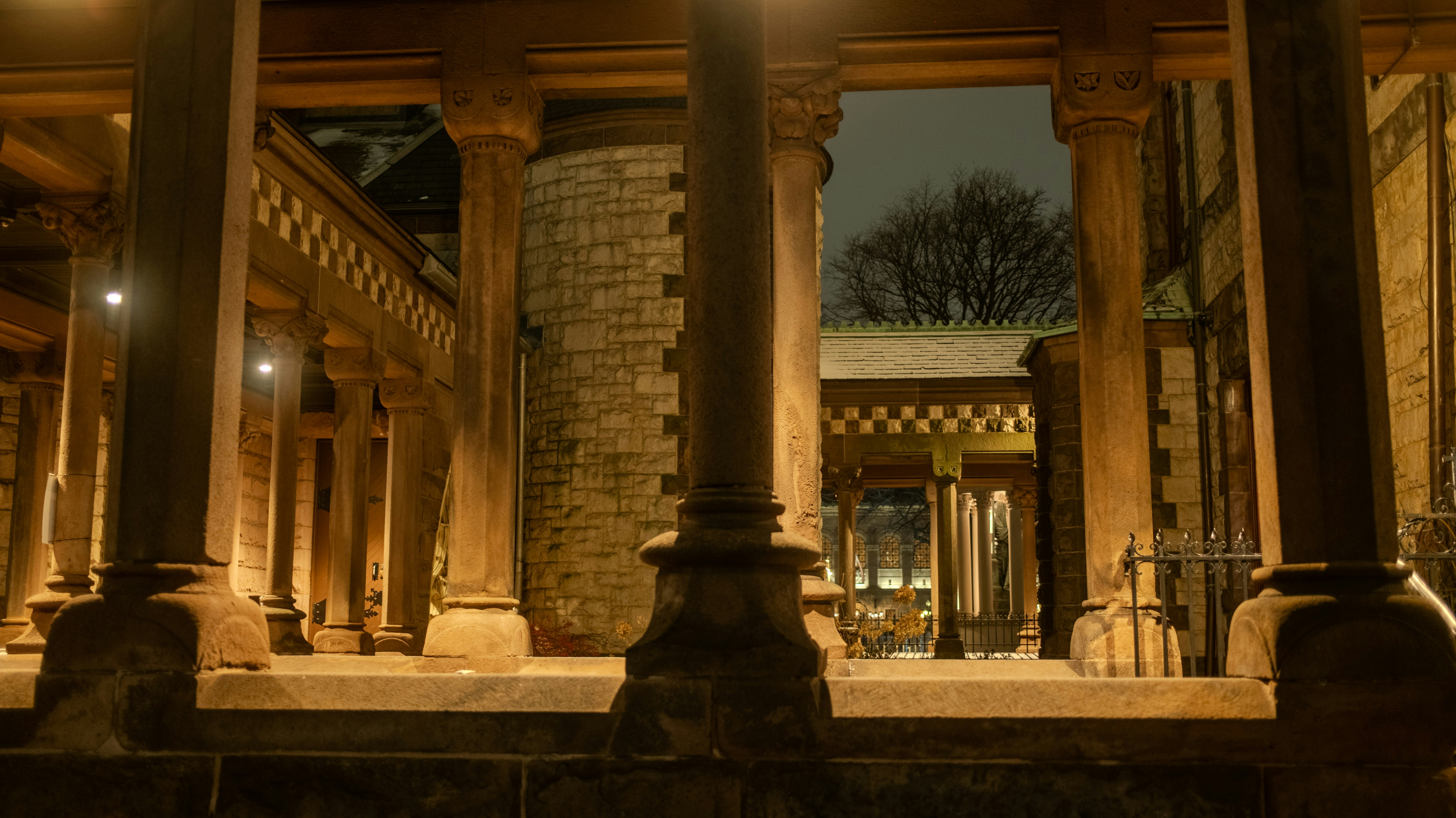 Colunas ornamentadas e construção de pedra à noite
