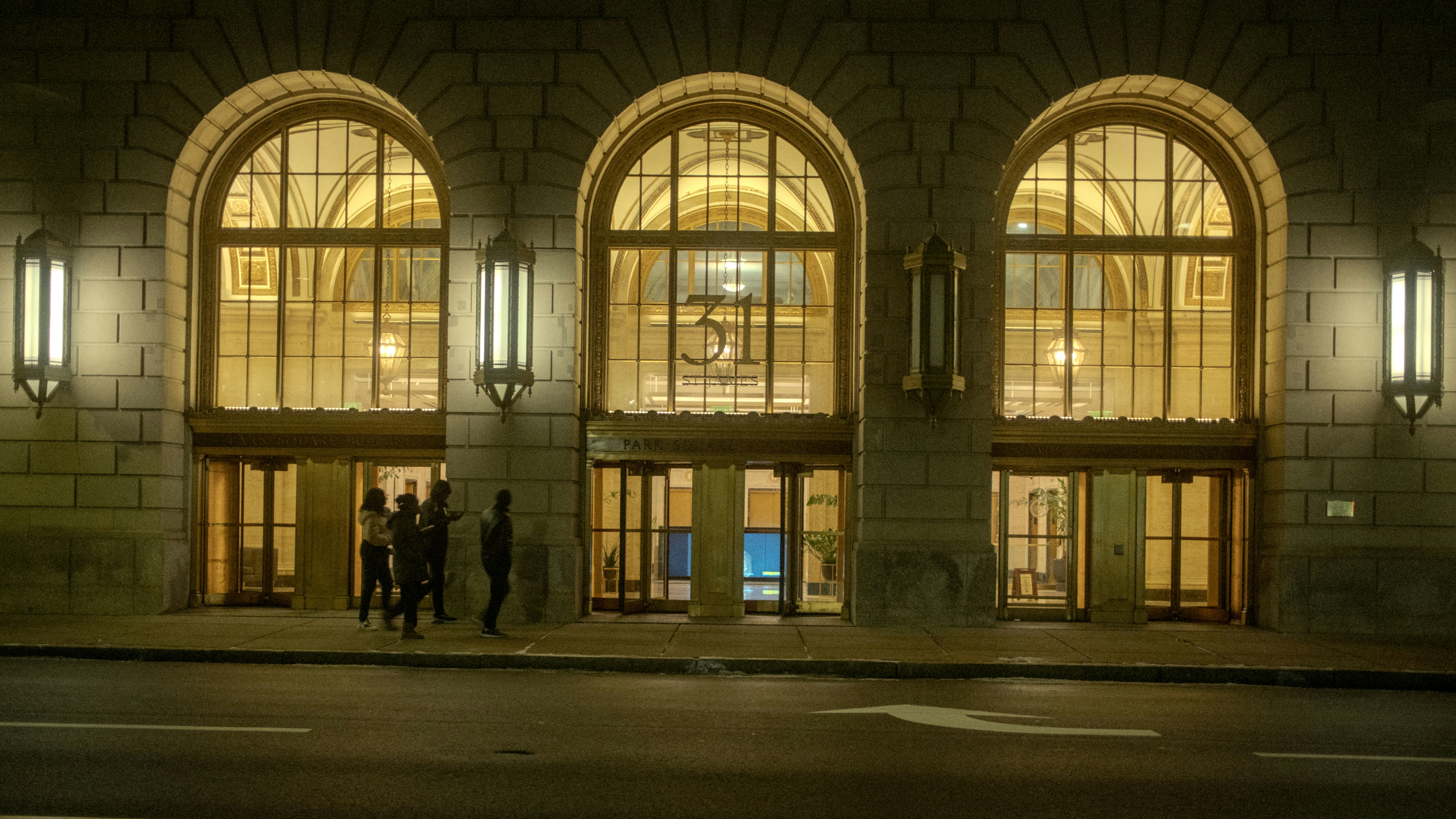 Grande entrada arqueada de um edifício à noite
