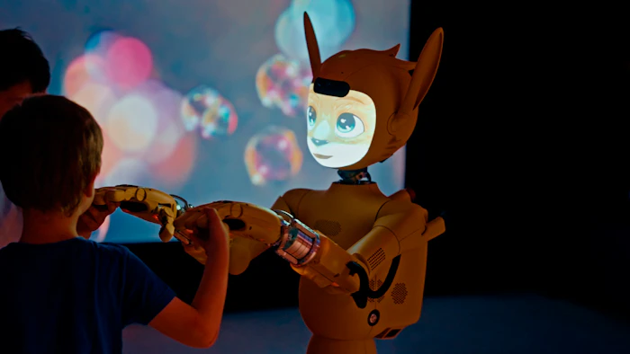 Çocuk ve robot yansıtılan baloncuklarla etkileşimde