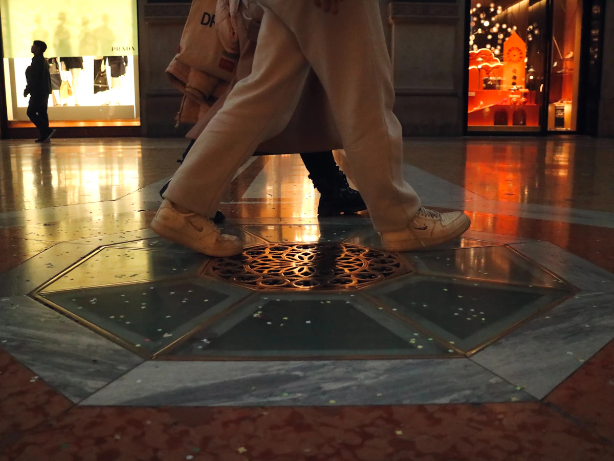 Piso de mármol pulido con reflejos de luz