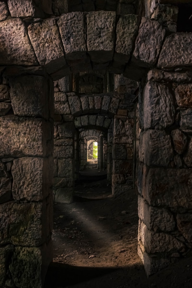 Historischer Steinkorridor des Tiergartentunnels in Blankenheim