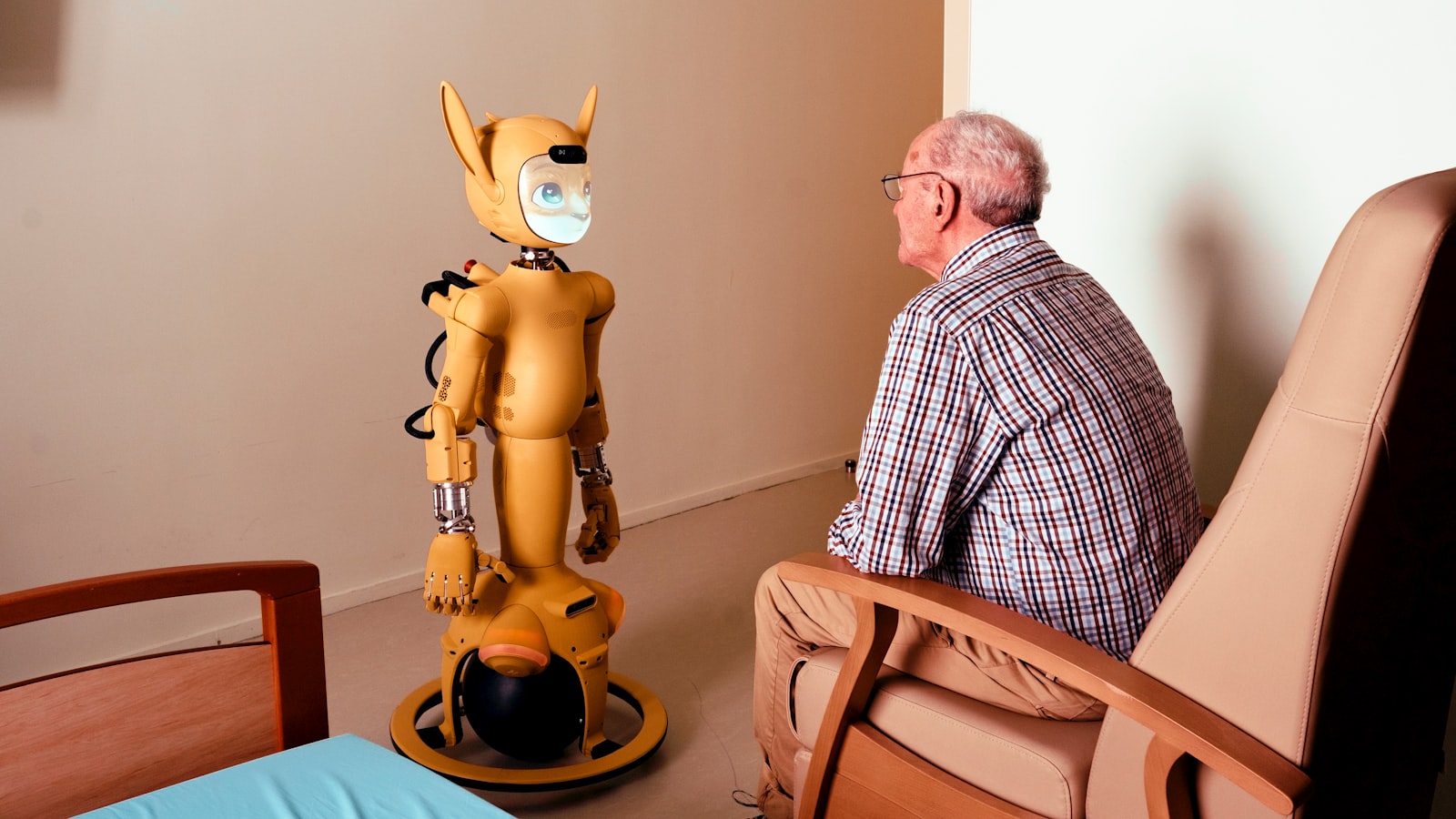 Robô companheiro com utilizador sénior em ambiente de cuidado