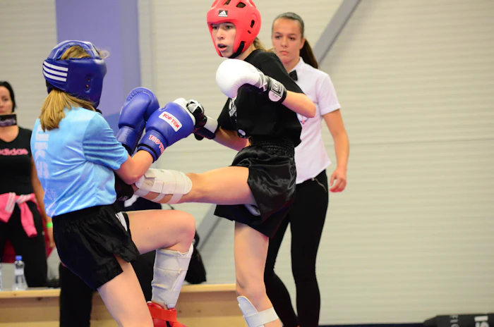 Competidoras juveniles en torneo de artes marciales