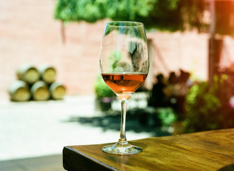 Verre de rosé sur une table en terrasse ensoleillée