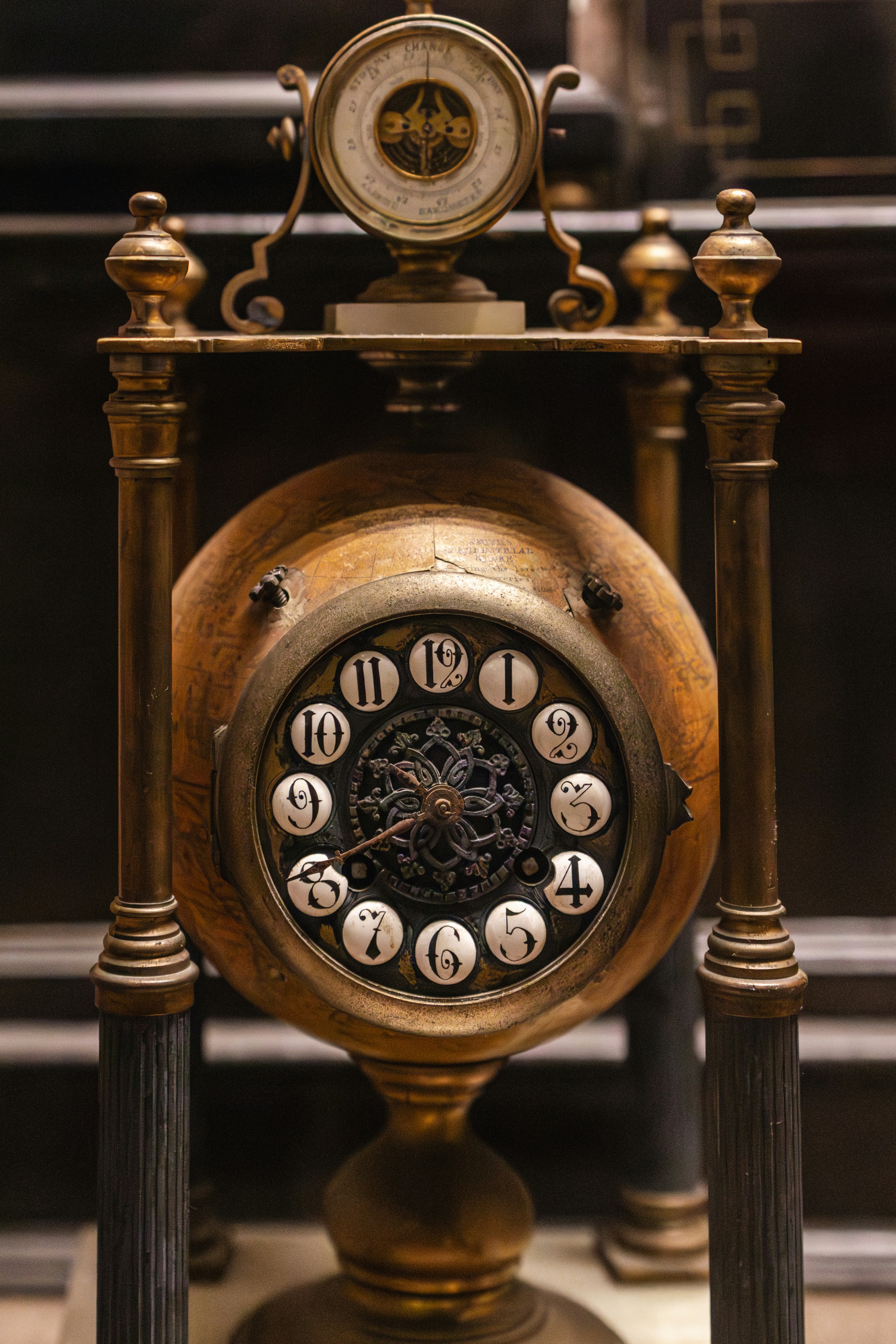 Antike Uhr mit kunstvollen Details und römischen Zahlen