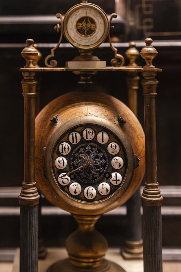 Antike Uhr mit runden Ziffern