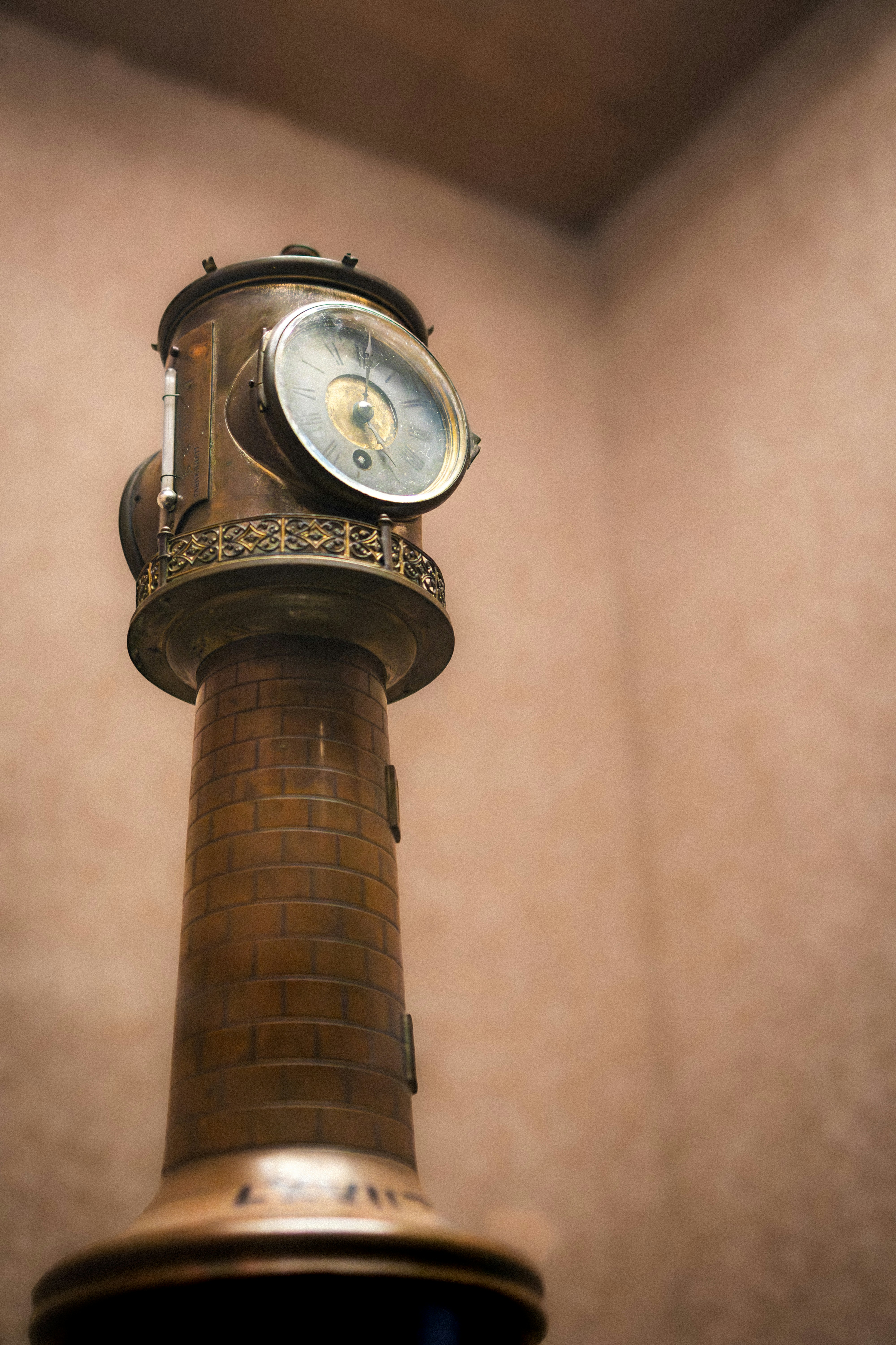 Antikes Messing-Nautikinstrument mit Zifferblatt