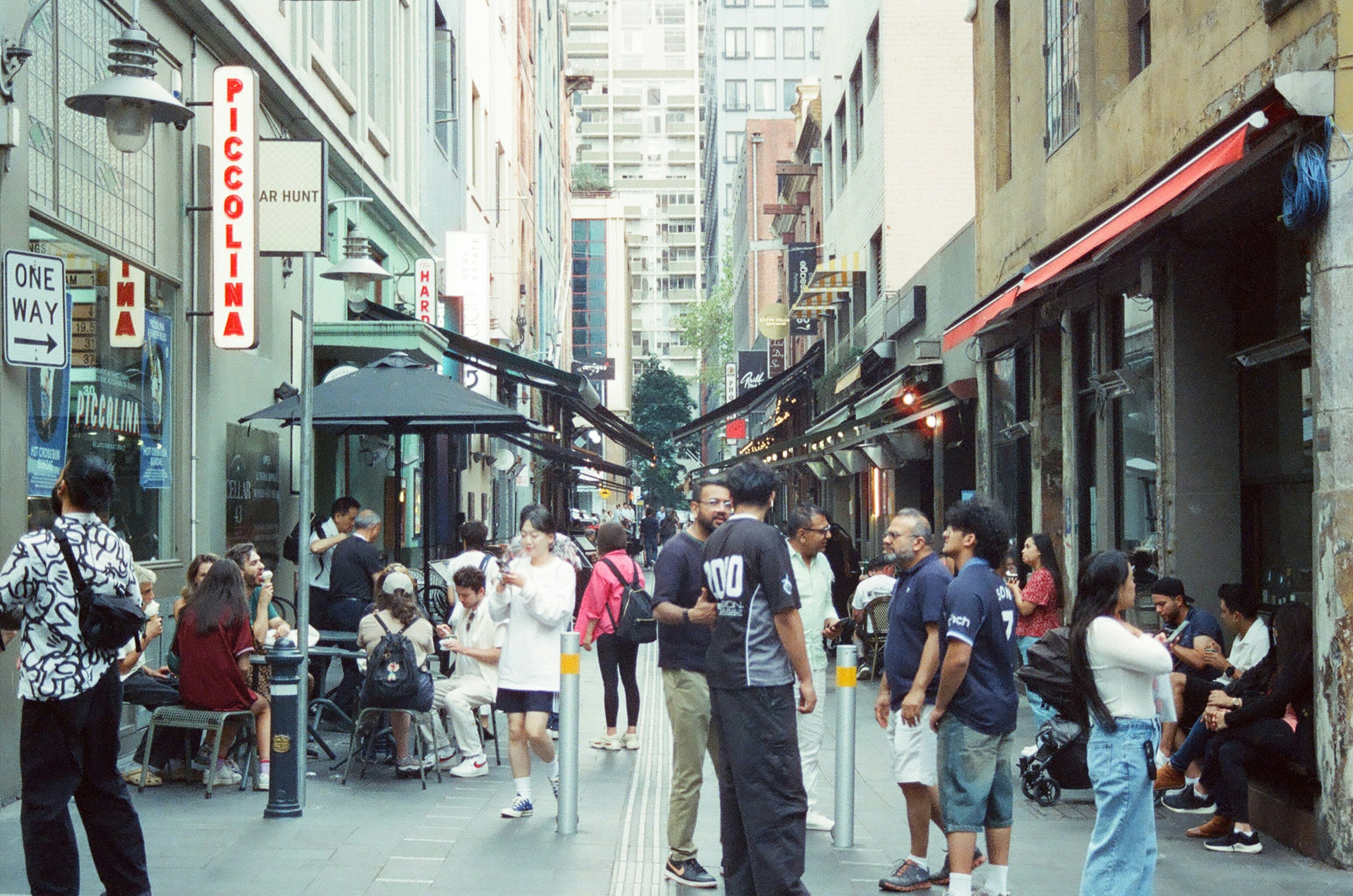 Transforming Emotions into Visuals: Backgrounds Inspired by Film Premieres