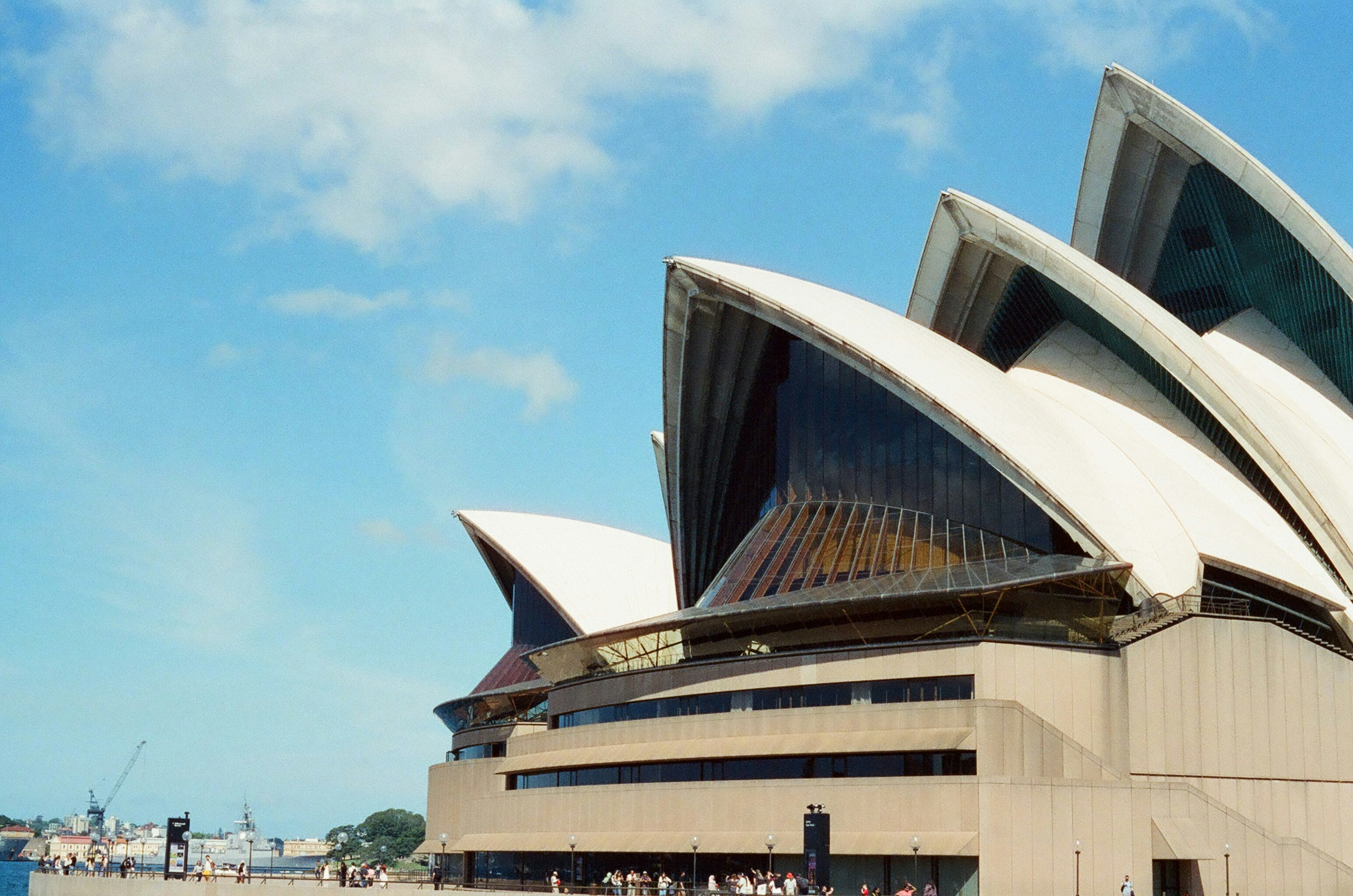 Opéra de Sydney sous un ciel bleu.