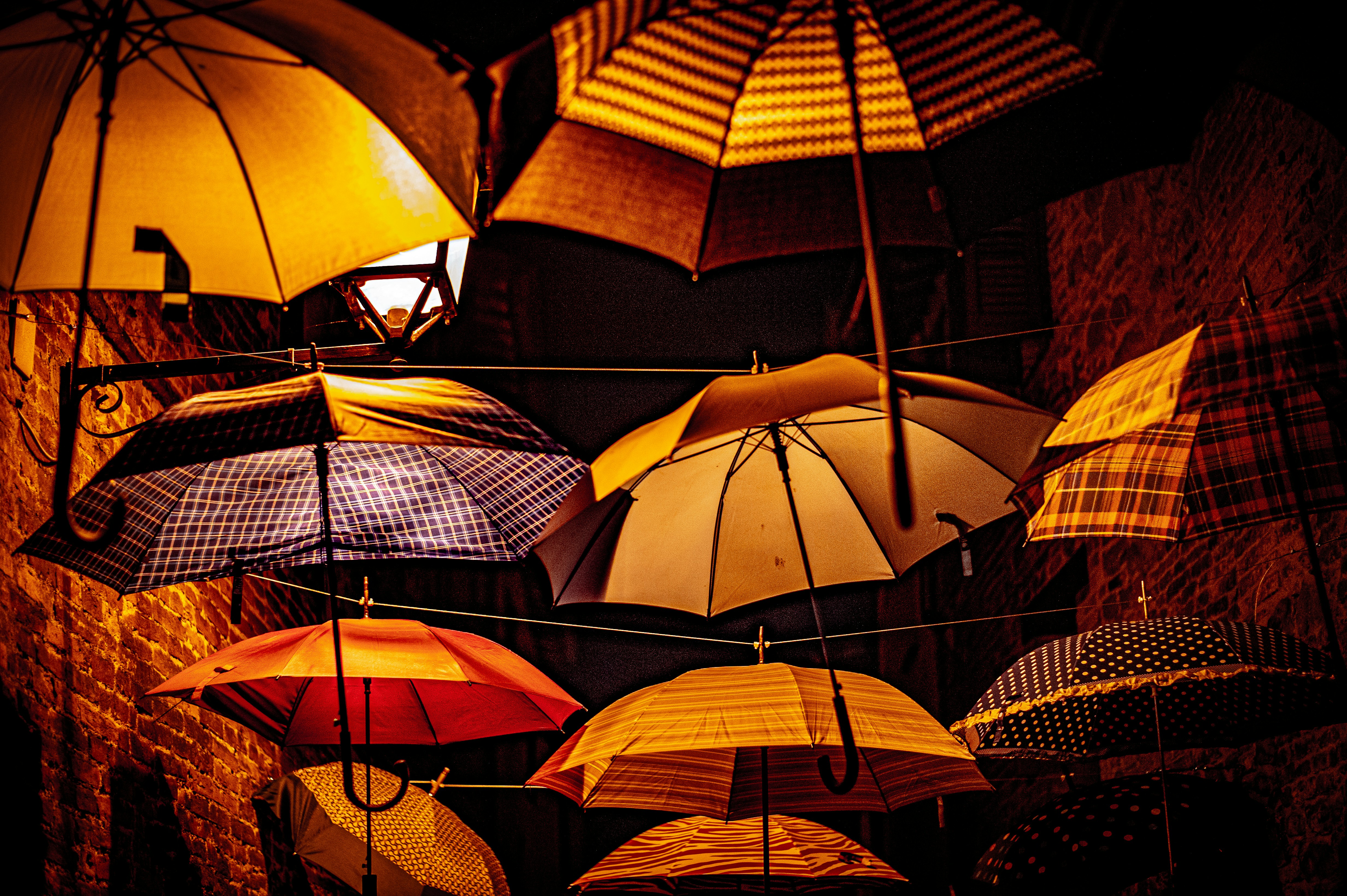 Una collezione di ombrelli colorati appesi all'aperto di notte.