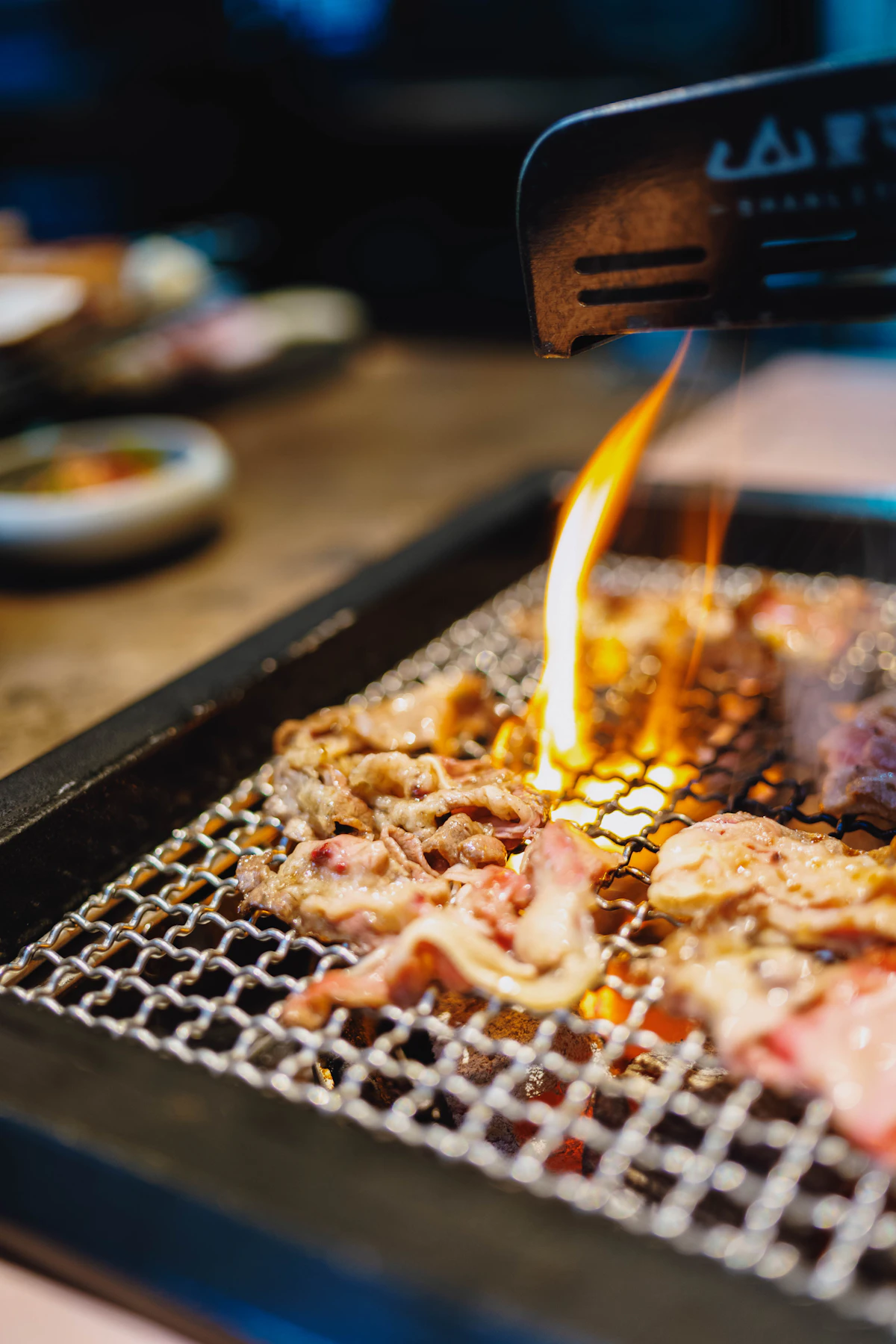 หมูสามชั้นย่างบนตะแกรงเตาถ่าน ไฟลุก