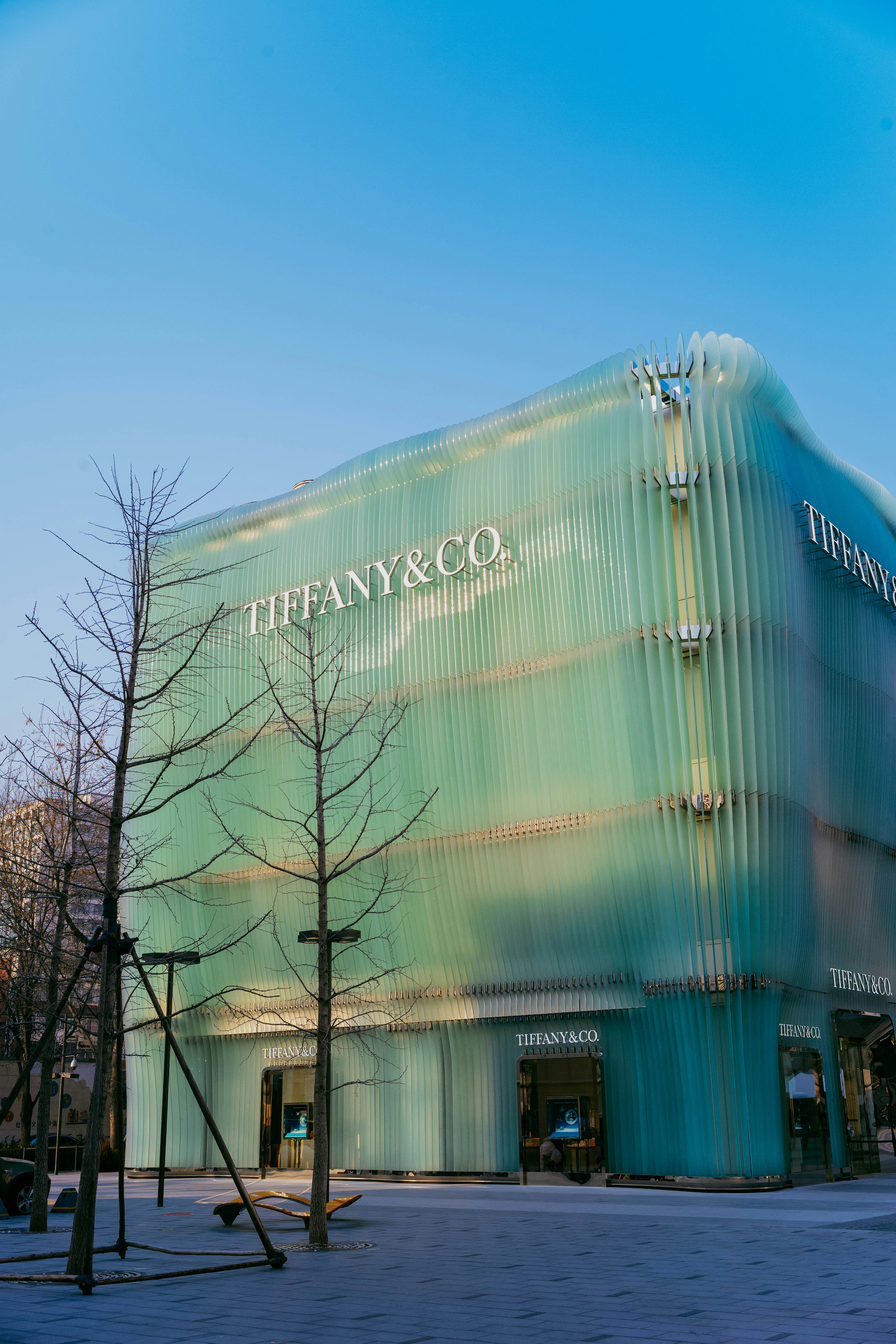 From Souk to Night Market: Micro‑Events and Smart Displays Redefining Emirati Retail (2026 Playbook)