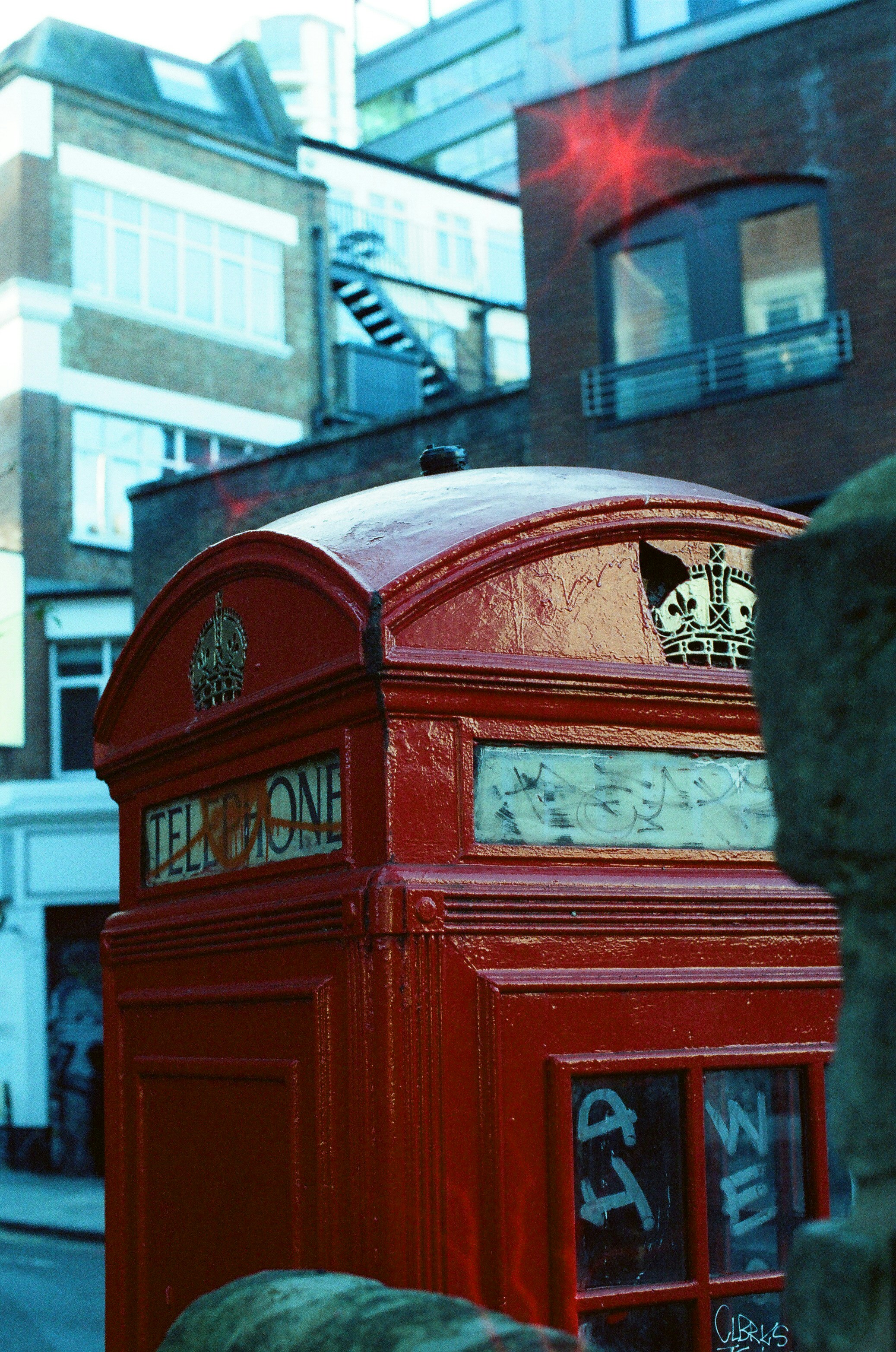 Cabina telefonica rossa in un contesto urbano
