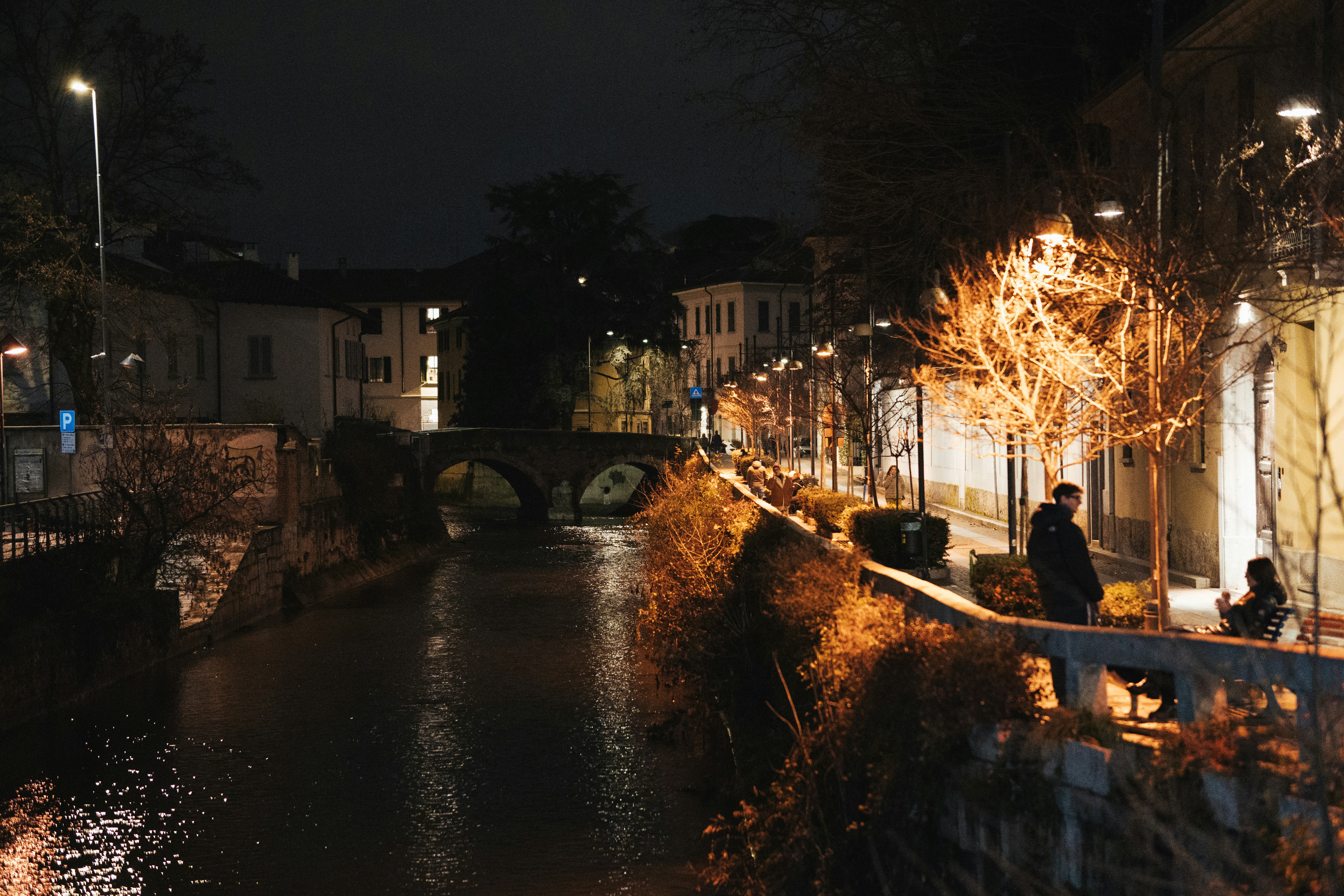 Canal em uma cidade europeia à noite