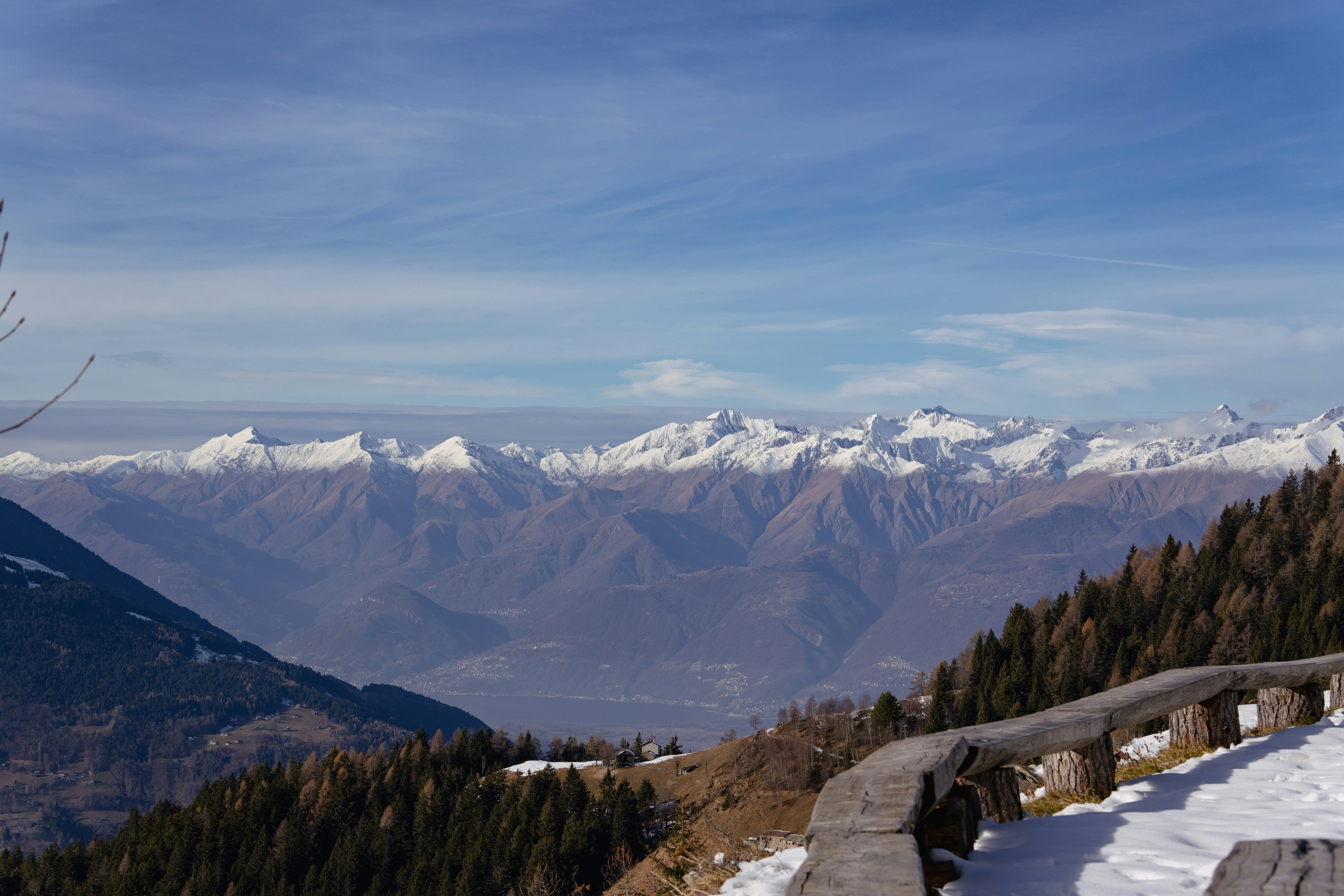 Montanhas cobertas de neve sob um céu azul claro.