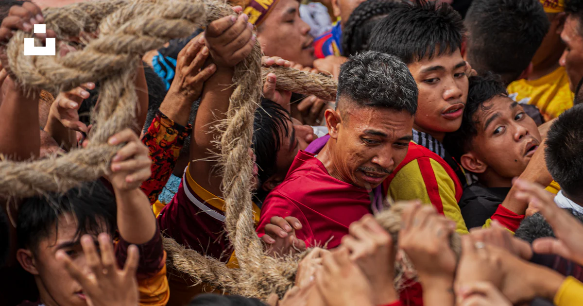 People Use Rope Crowd of people pulling a thick rope photo – Free Hands Image on Unsplash