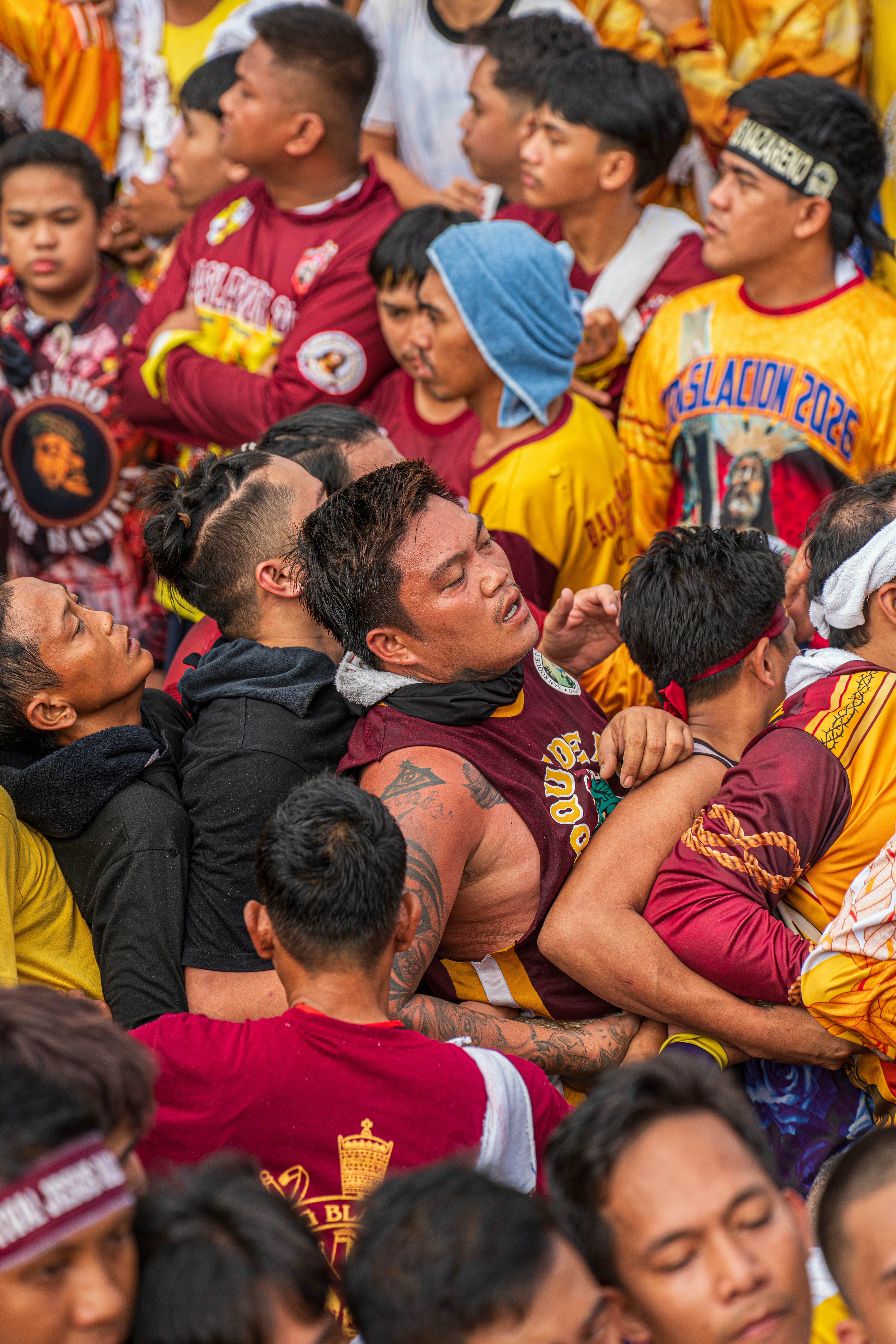 Menschenmenge in religiöser Prozession