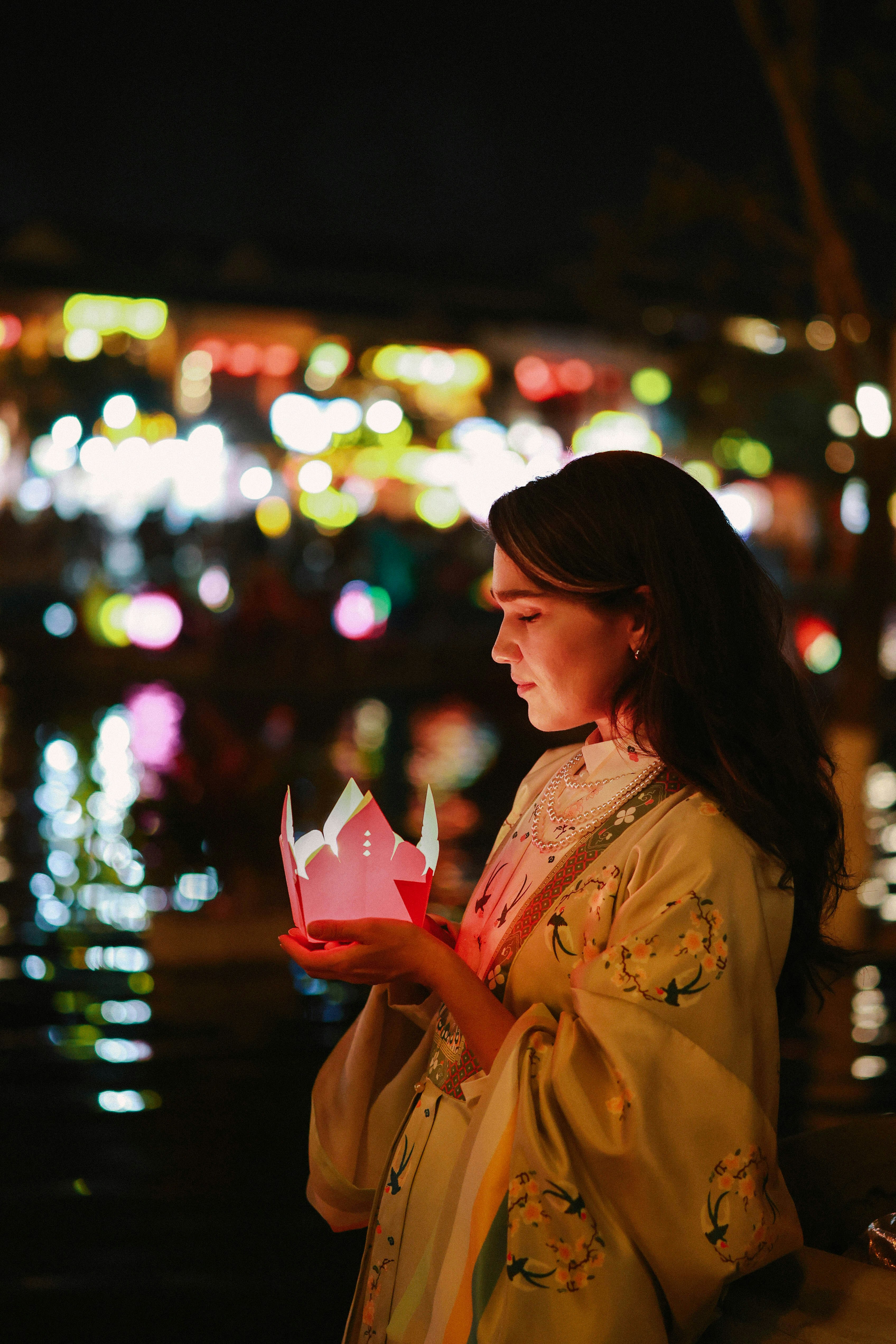 夜に光るランタンを持つ女性