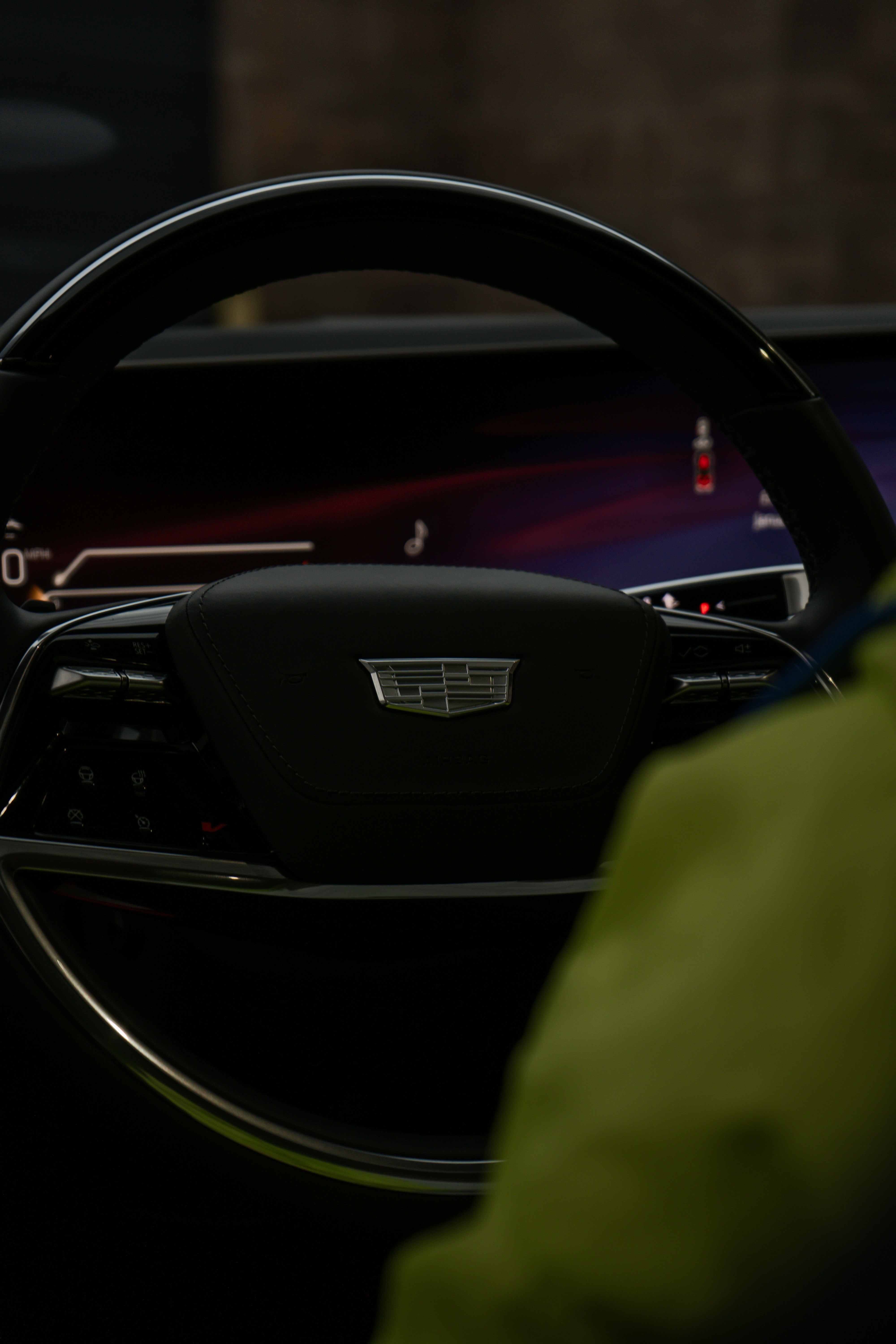 Nahaufnahme des Lenkrads und Armaturenbretts eines modernen Autos.