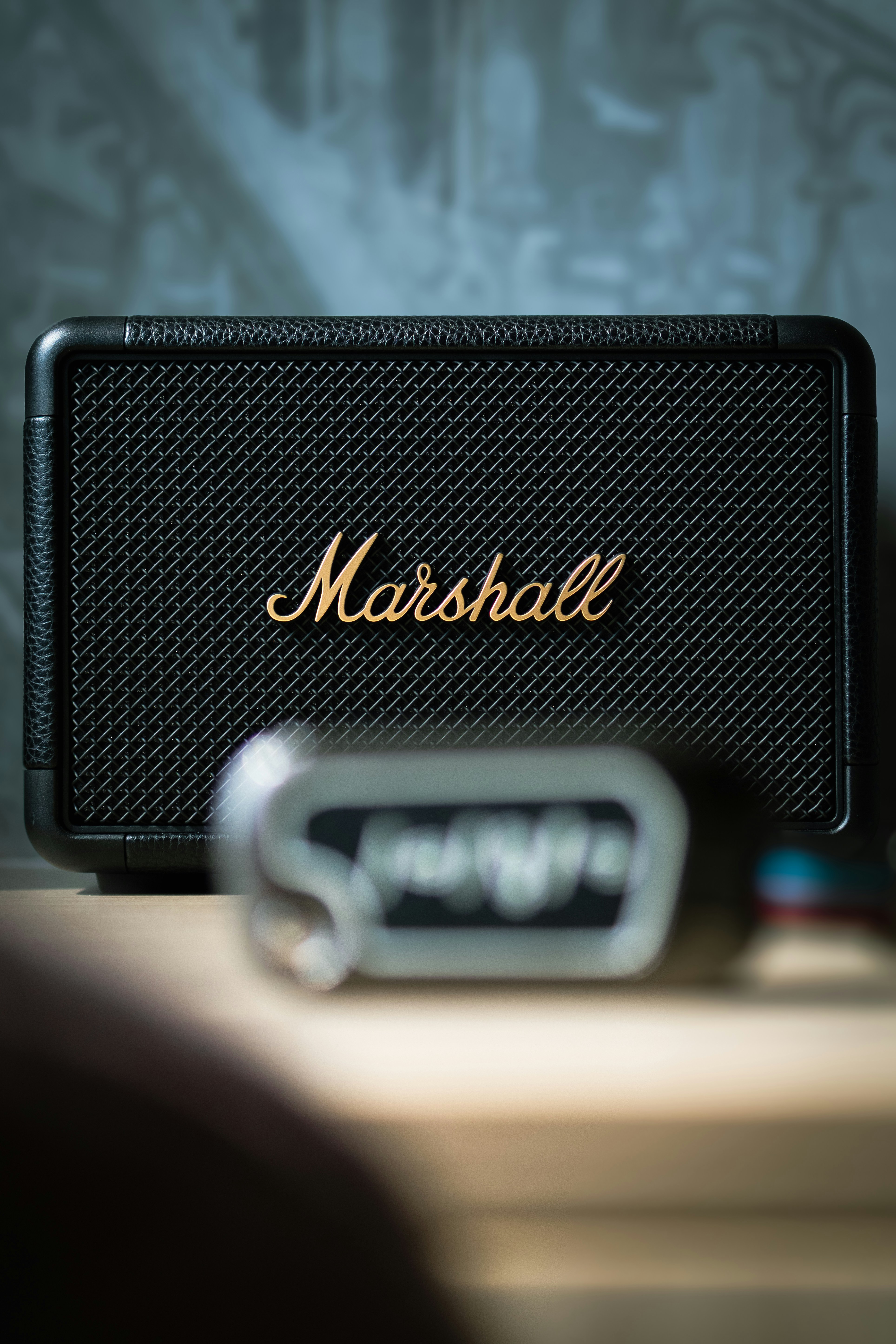 Schwarzer Marshall-Lautsprecher mit goldenem Logo auf dem Tisch