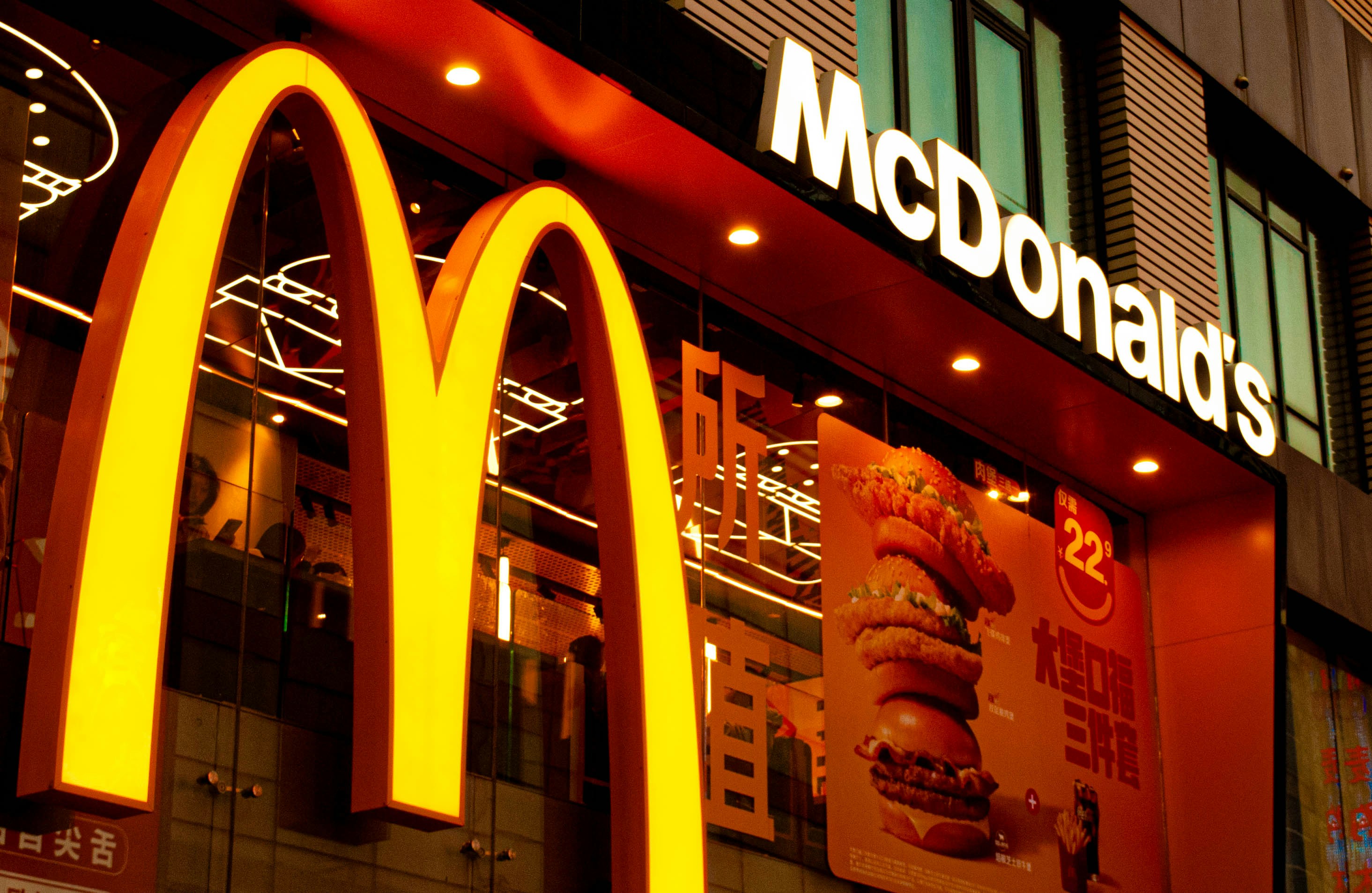 photo-1768045518284-5059ad039448?ixid=M3wxMjA3fDB8MXxzZWFyY2h8MTh8fGZhc3QlMjBmb29kJTIwcHJvbW90aW9uc3xlbnwwfHx8fDE3ODgxMzM0NDV8MA\u0026ixlib=rb-4.1.0