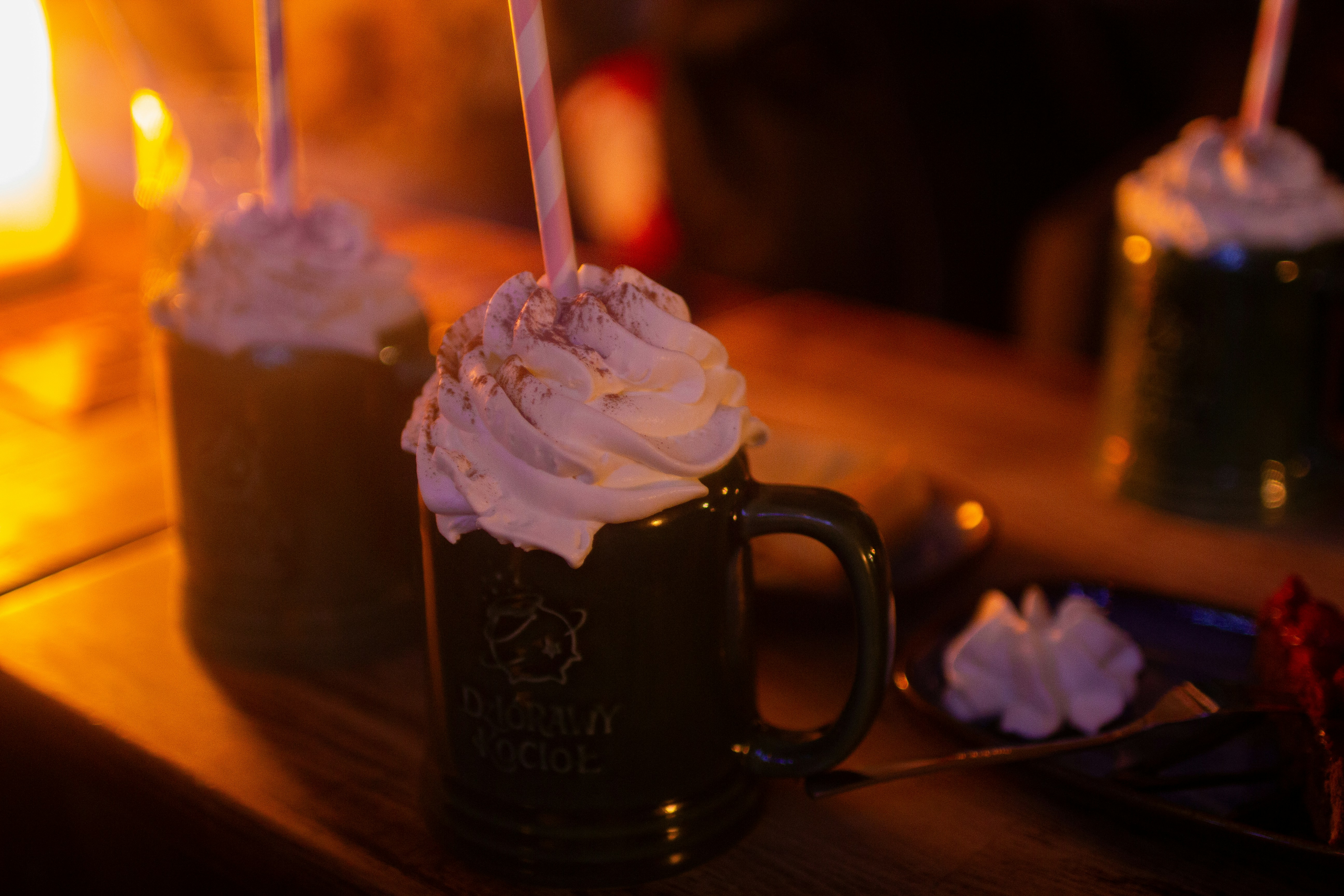 Deux tasses de chocolat chaud garnies de crème fouettée.