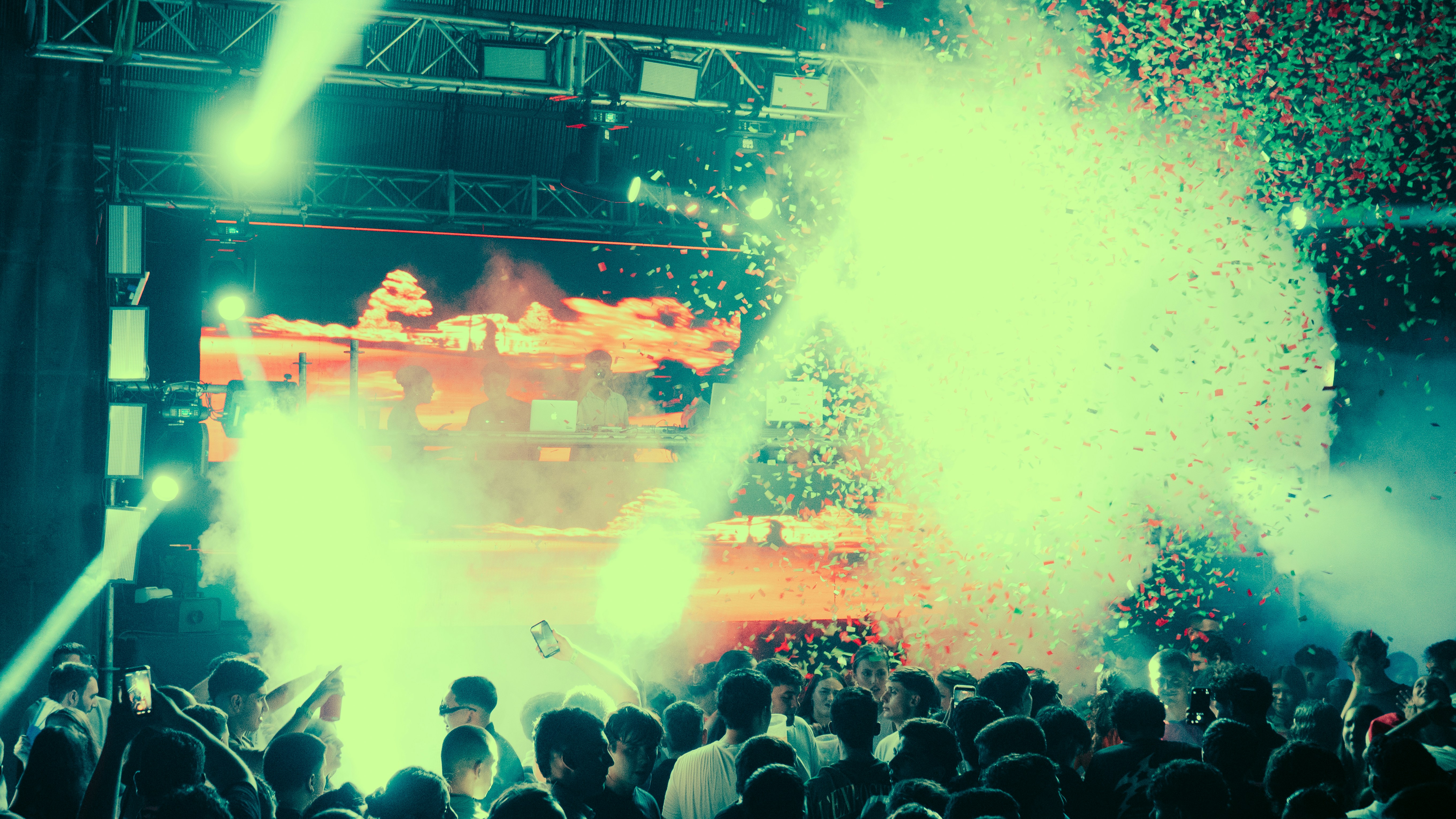 Publikum genießt ein Konzert mit Konfetti und Lichtern