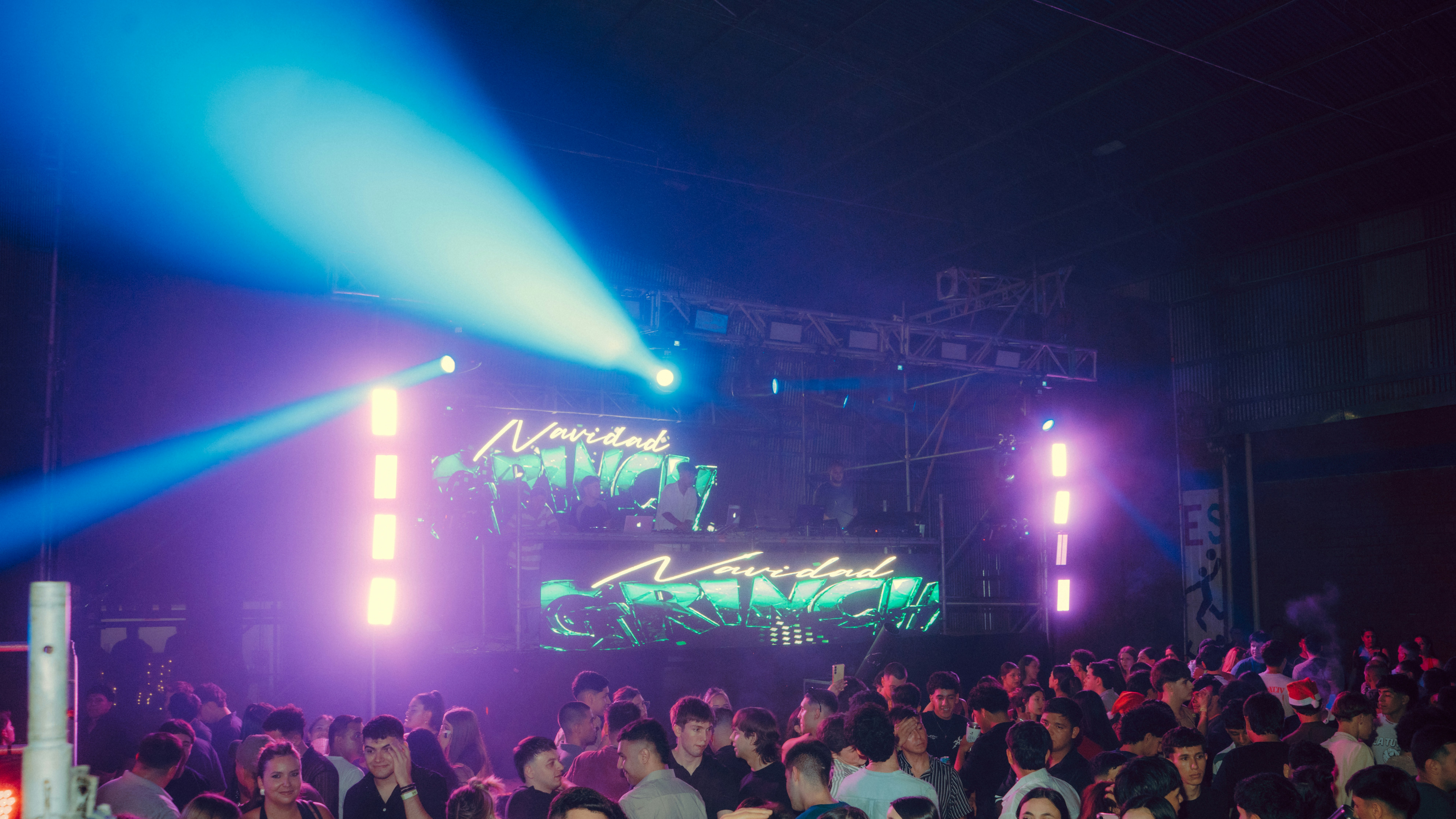 Publikum beobachtet einen DJ bei einem Konzert