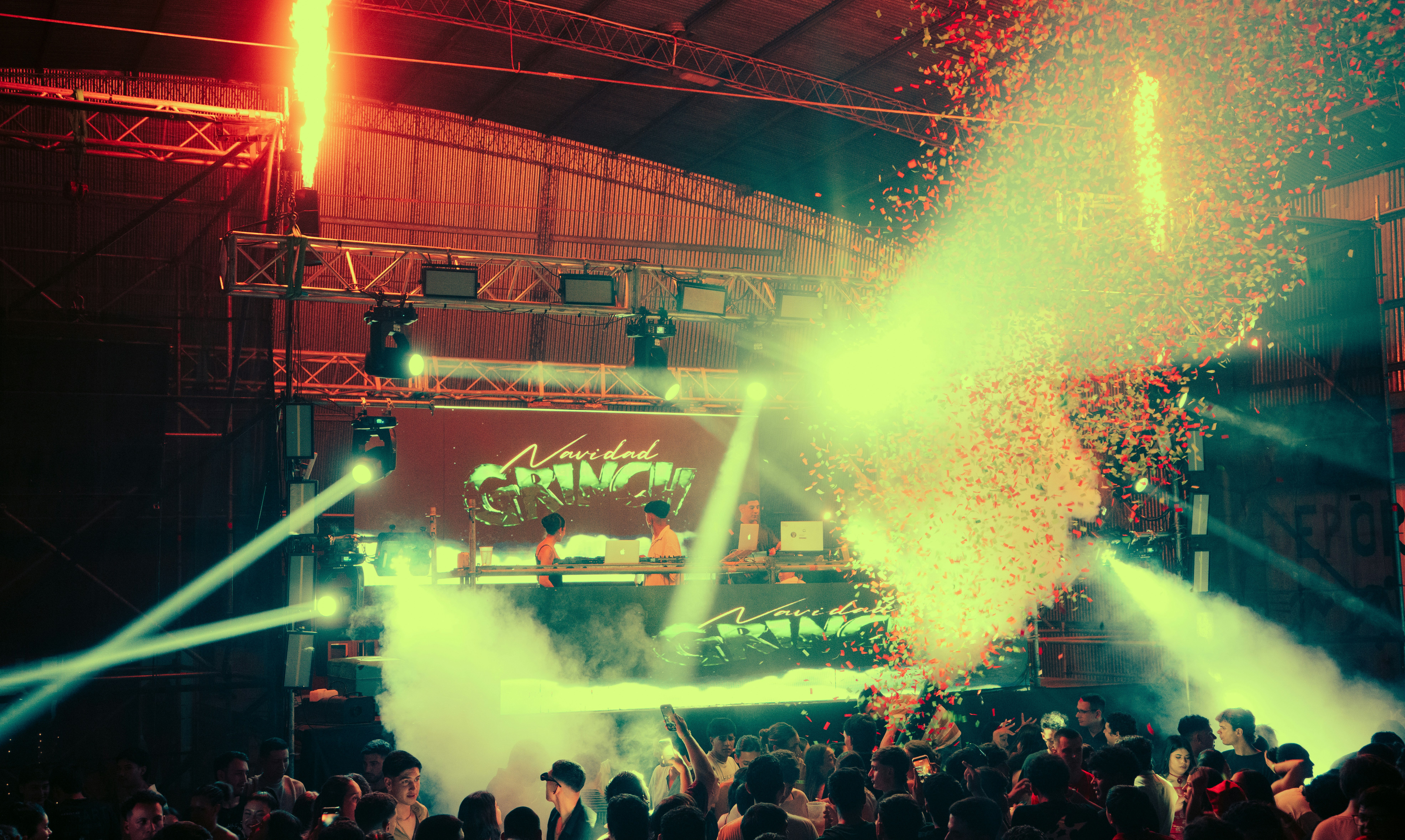 Konfetti platzt über eine lebhafte Menge bei einem Konzert.