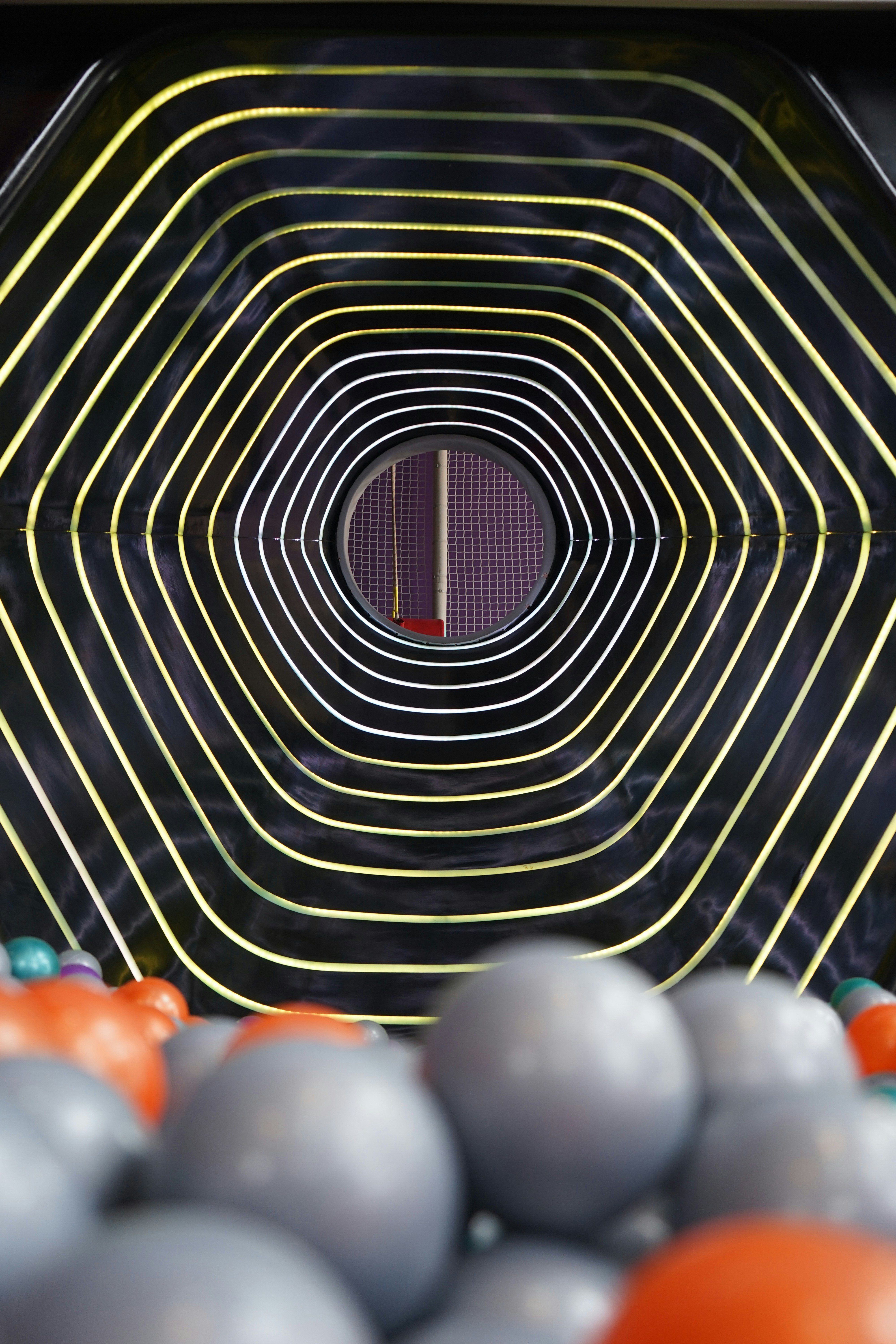 Tunnel hexagonal avec des sphères réfléchissantes au premier plan