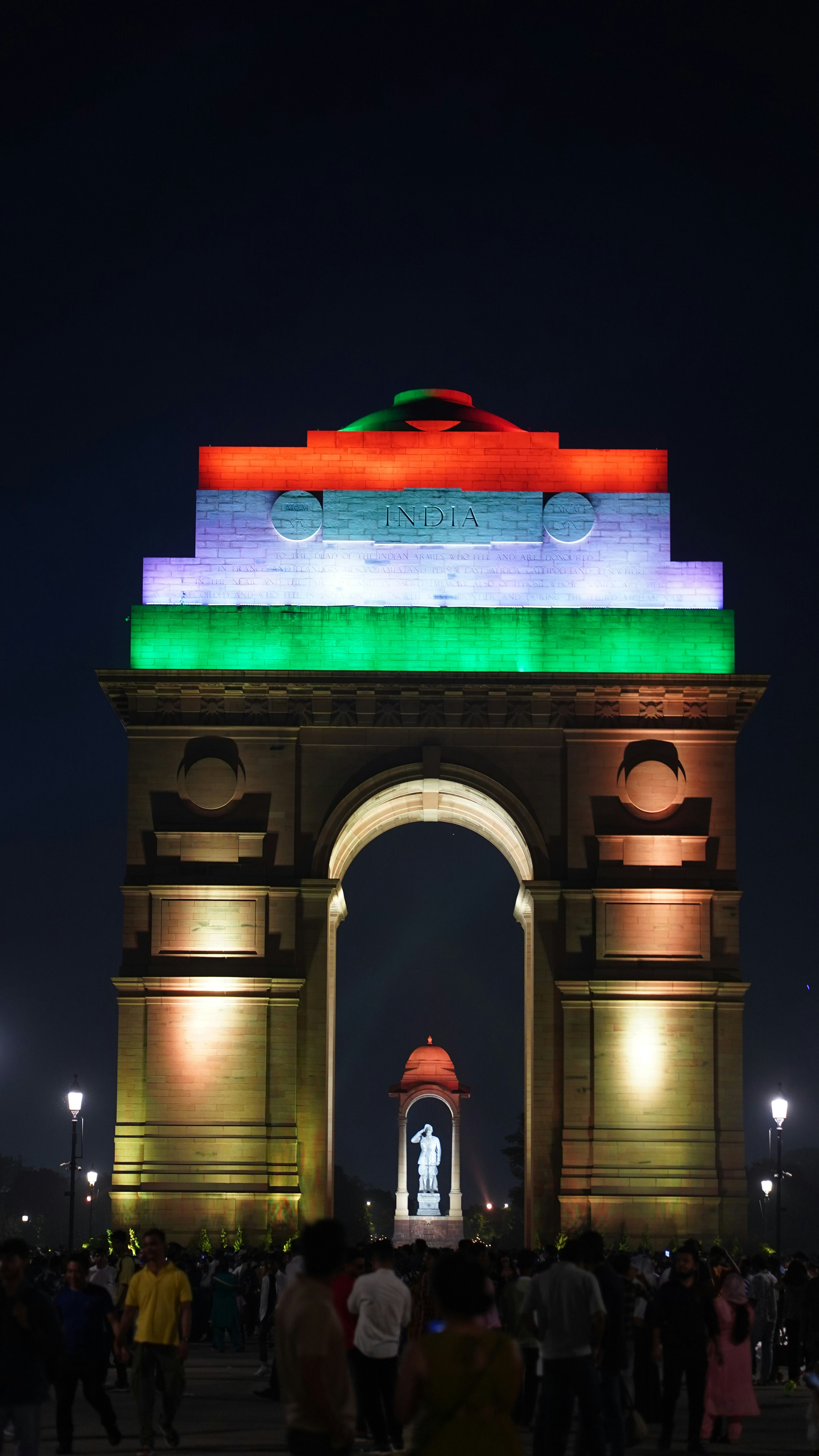 La porte de l’Inde éclairée par des lumières tricolores la nuit