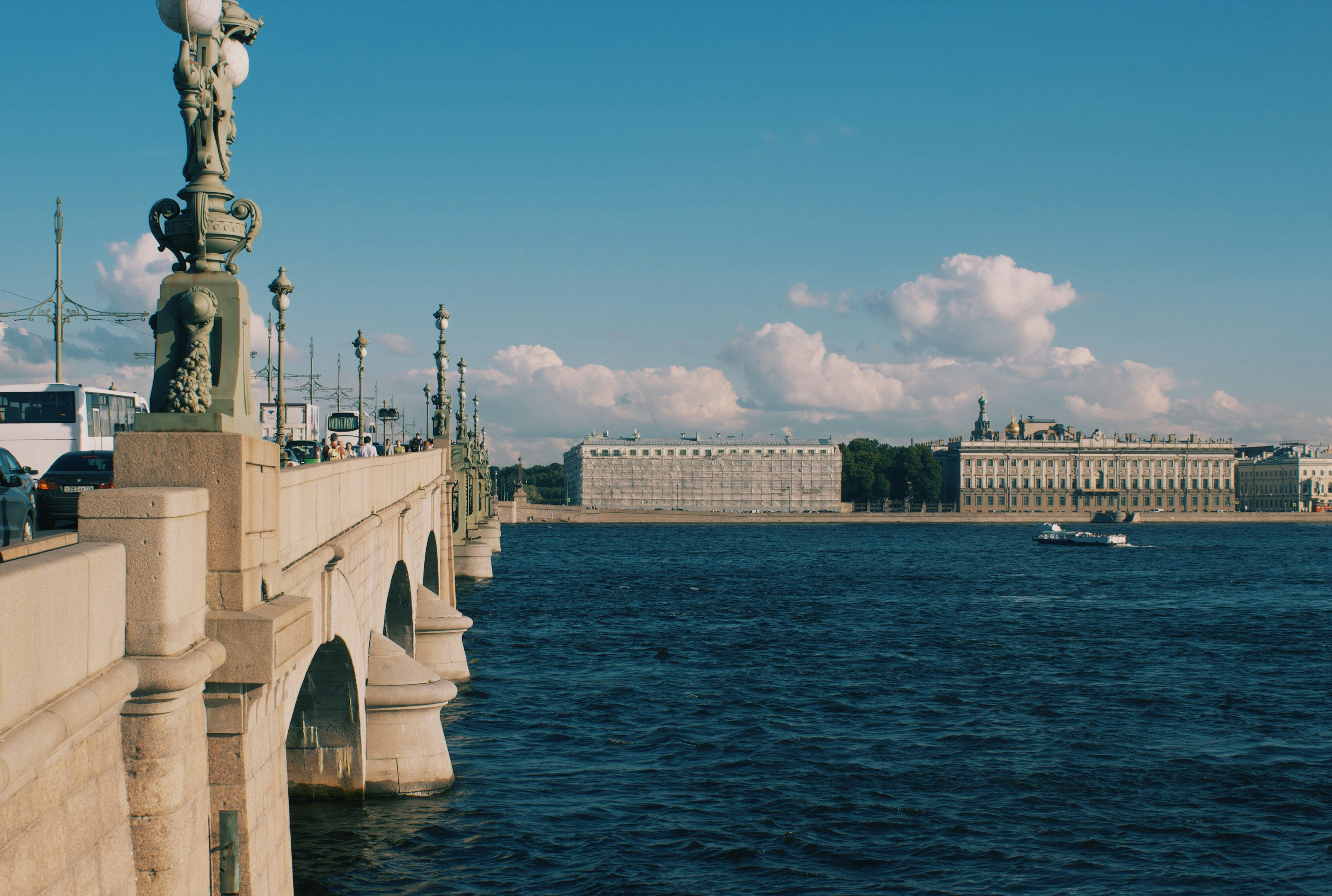 Jembatan Istana Saint Petersburg: Keajaiban Arsitektur dan Pemandangan Malam yang Memukau