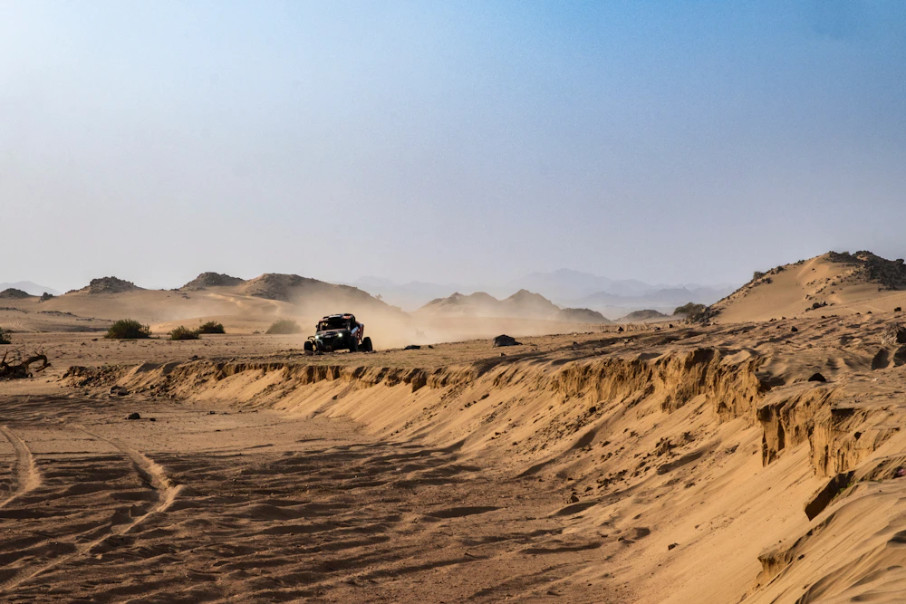 Buggy tout-terrain dans un paysage désertique