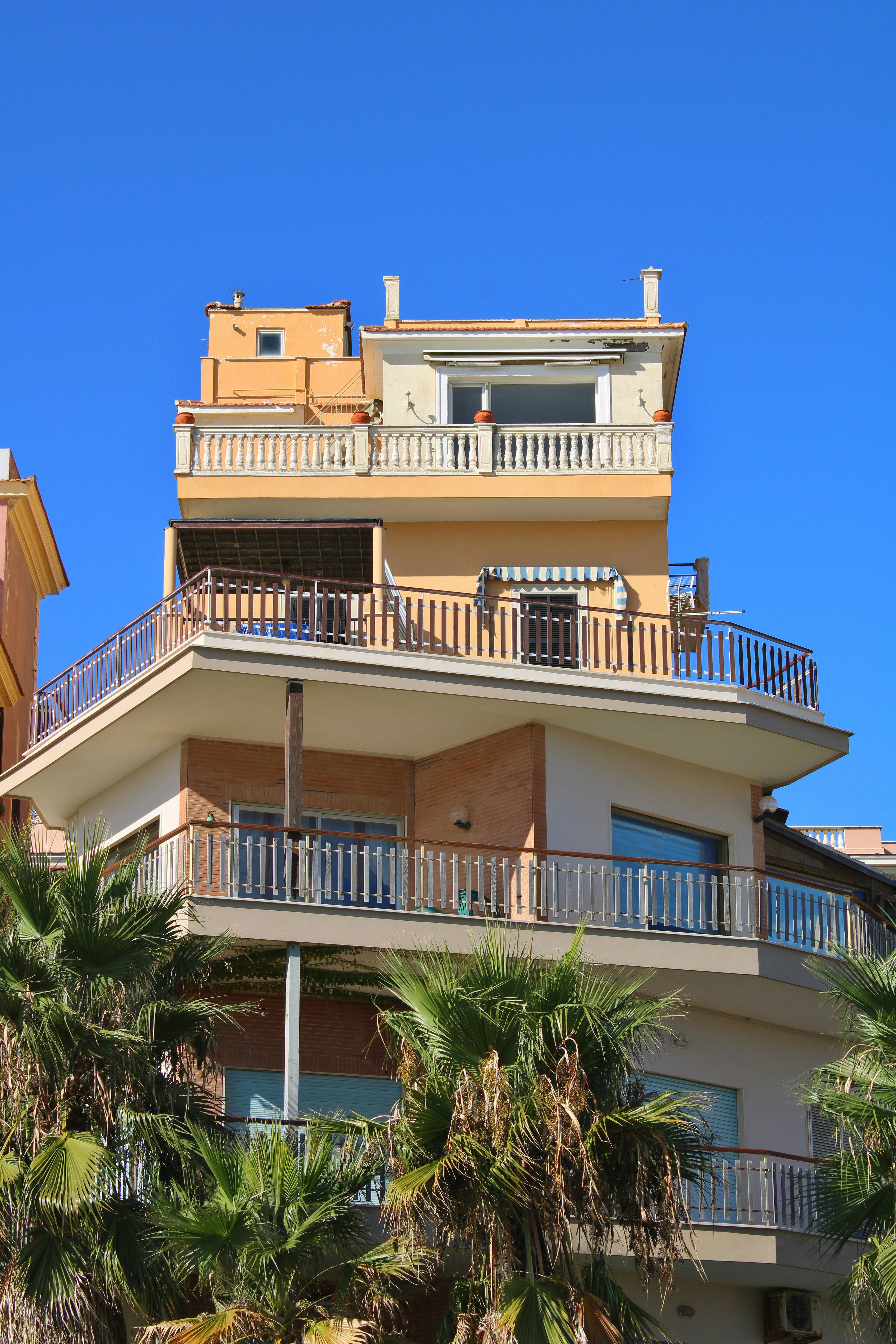 coastal apartment interior, wallpaper, Coastal Studio Apartment: Design & Decor Ideas 4