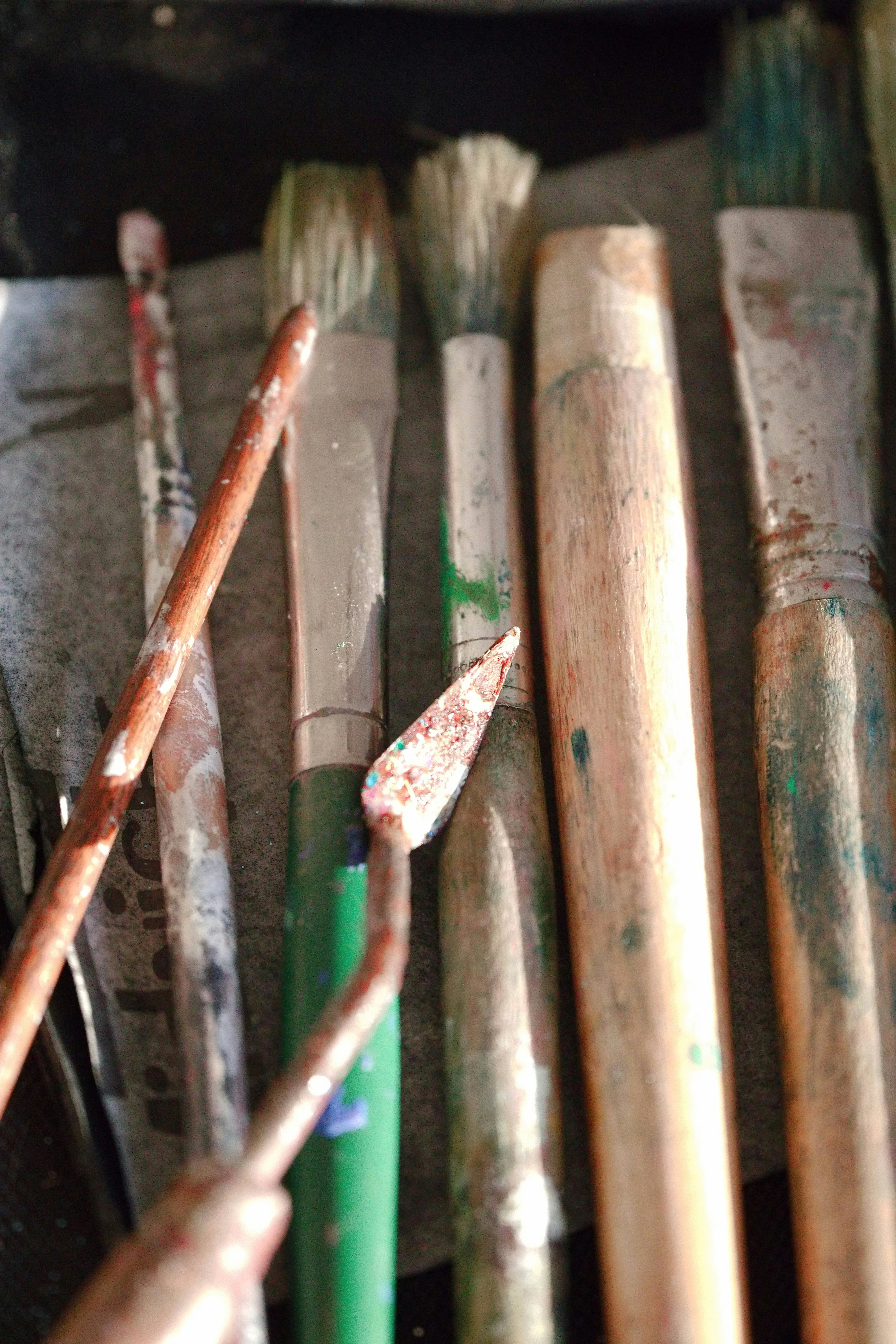 Pennelli usati e spatole assortite