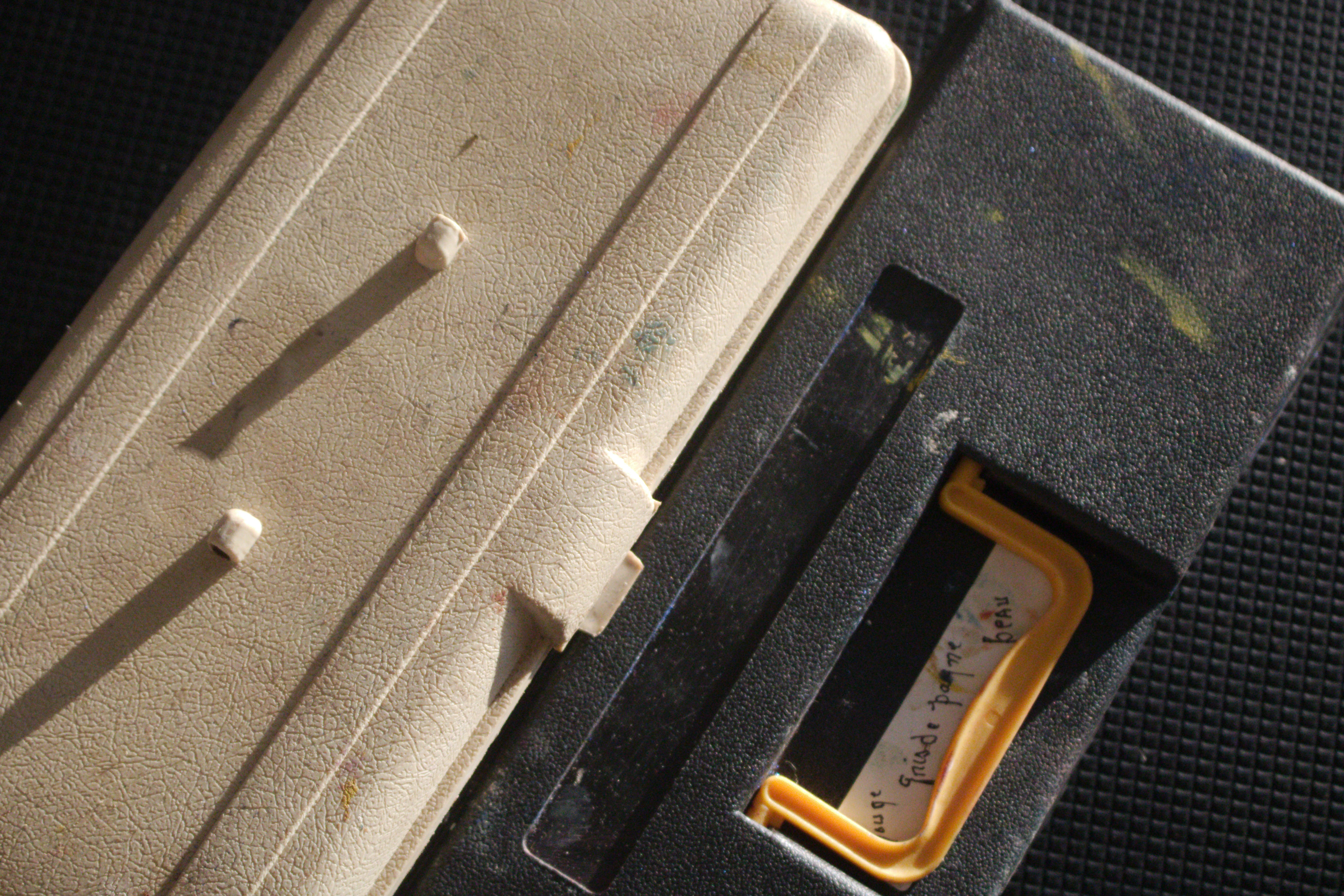 Due vecchi dispositivi elettronici su una superficie scura