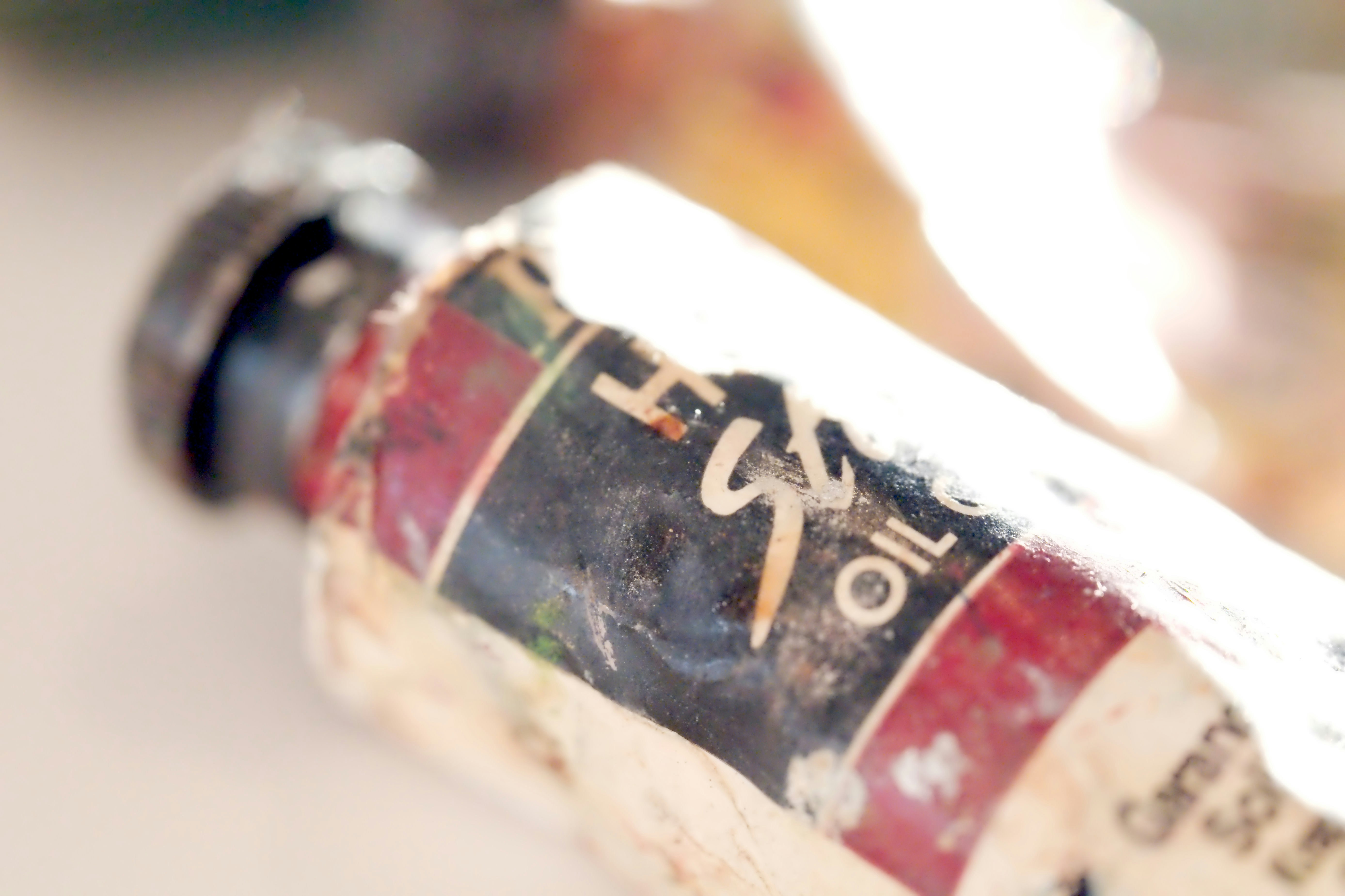 Primo piano di un tubo usato di vernice a olio