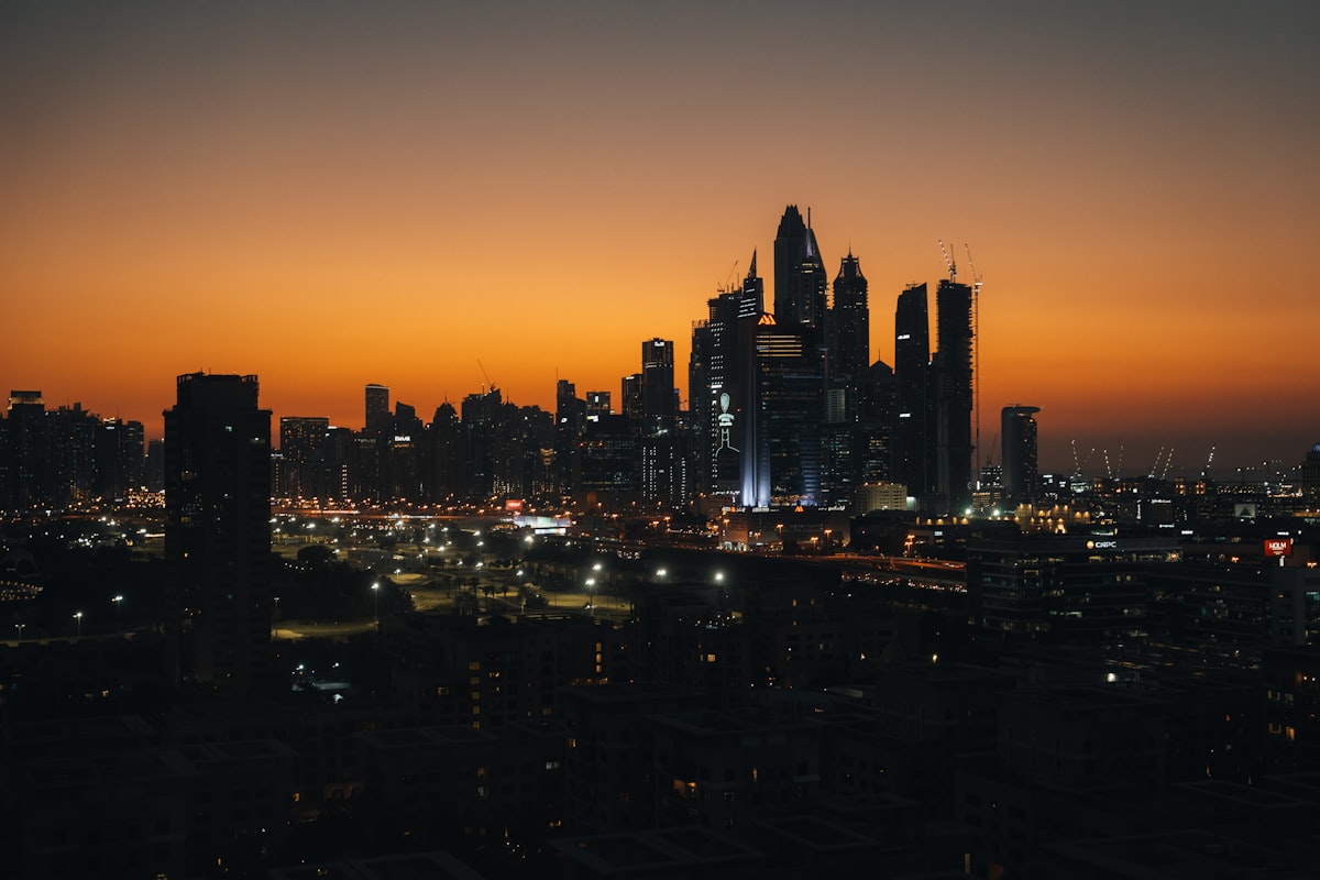 Skyline de Dubai au coucher du soleil - Free Zones IFZA Meydan RAKEZ comparaison 2026