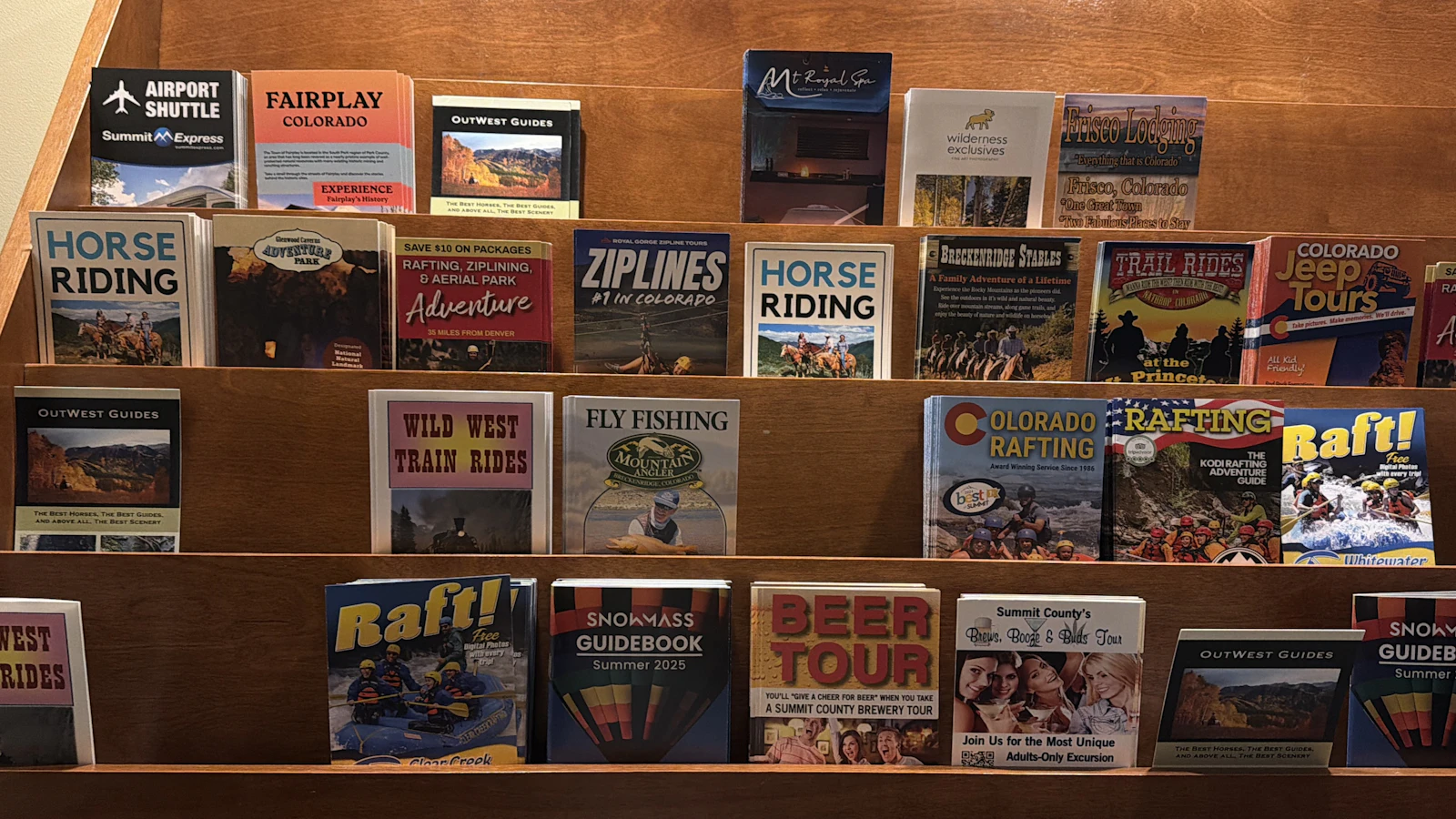 Brochures et guides de voyage alignés sur des présentoirs en agence