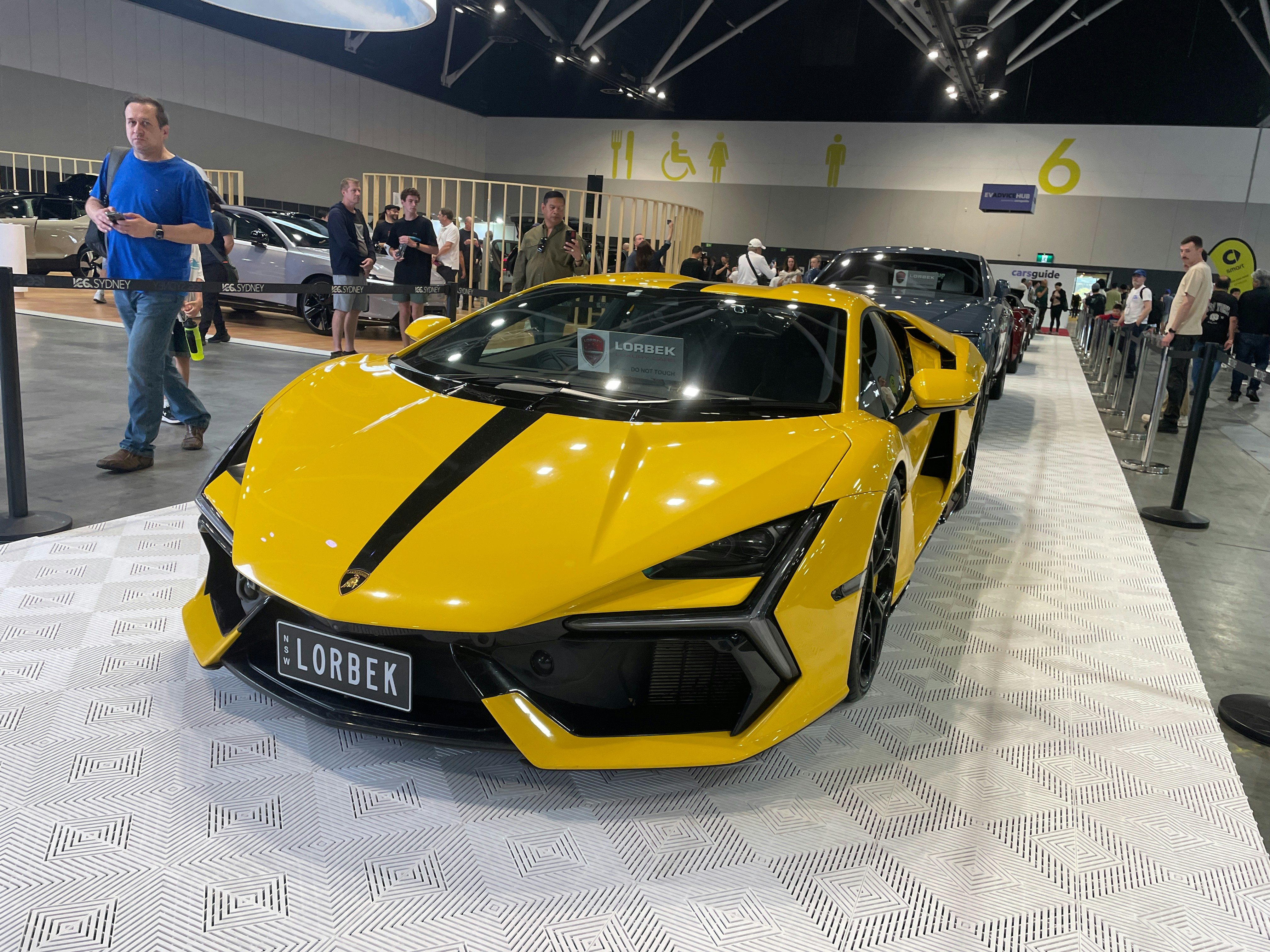 Un'auto sportiva giallo brillante con strisce nere